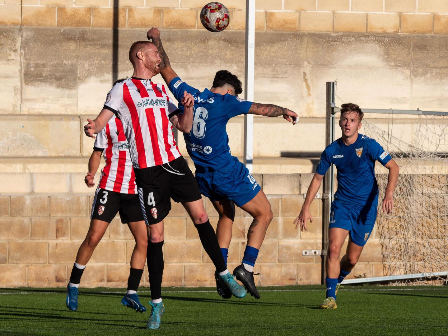 Jesús Hoyos, del Izarra, y el navarro Julen Monreal, de la UDL, luchan por el balón