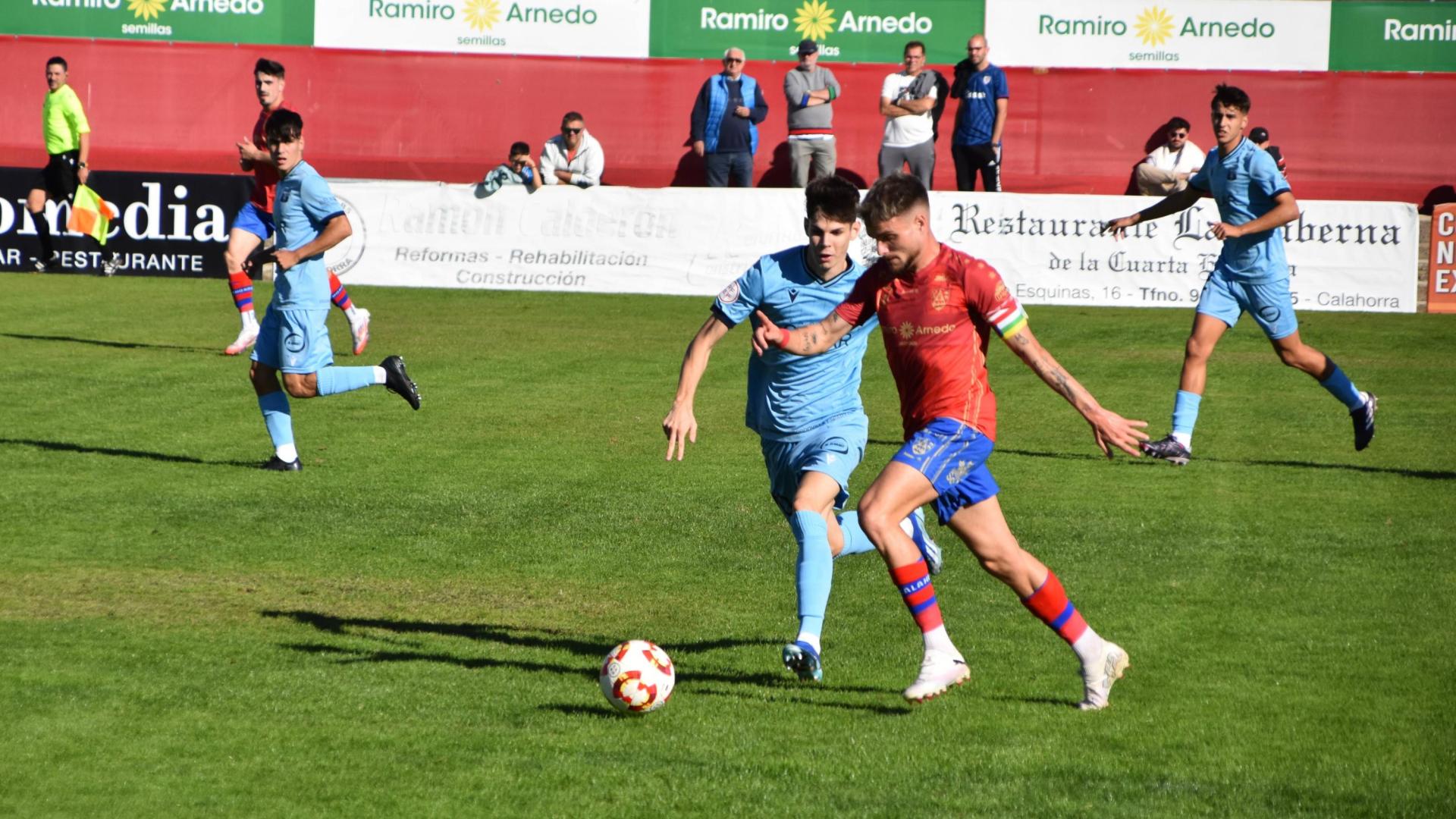 Bruno Pérez, del Subiza, presiona la salida de balón del navarro Julen Ekiza, del Calahorra