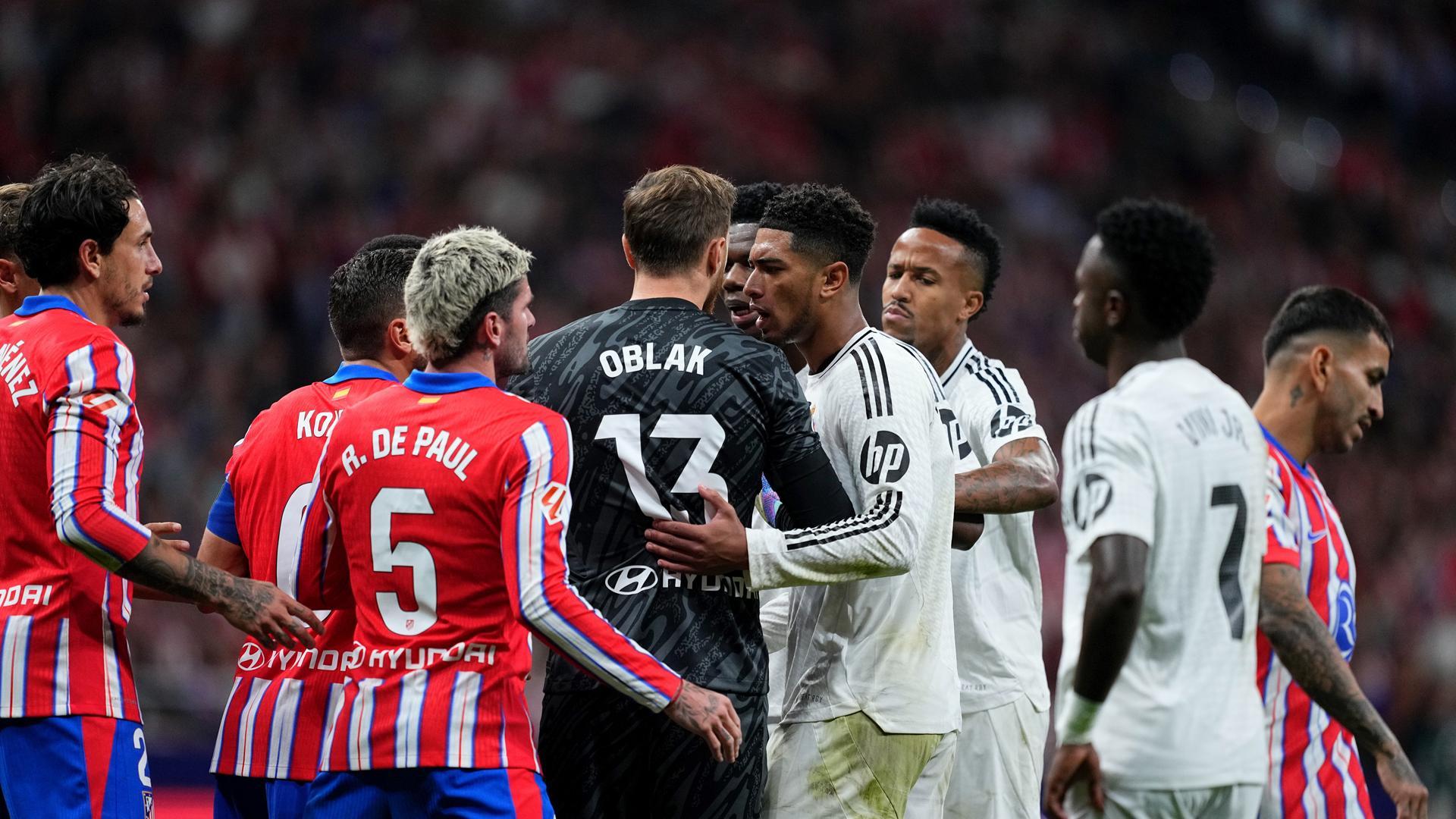 Momento de tensión entre los futbolistas del Atlético y Real Madrid