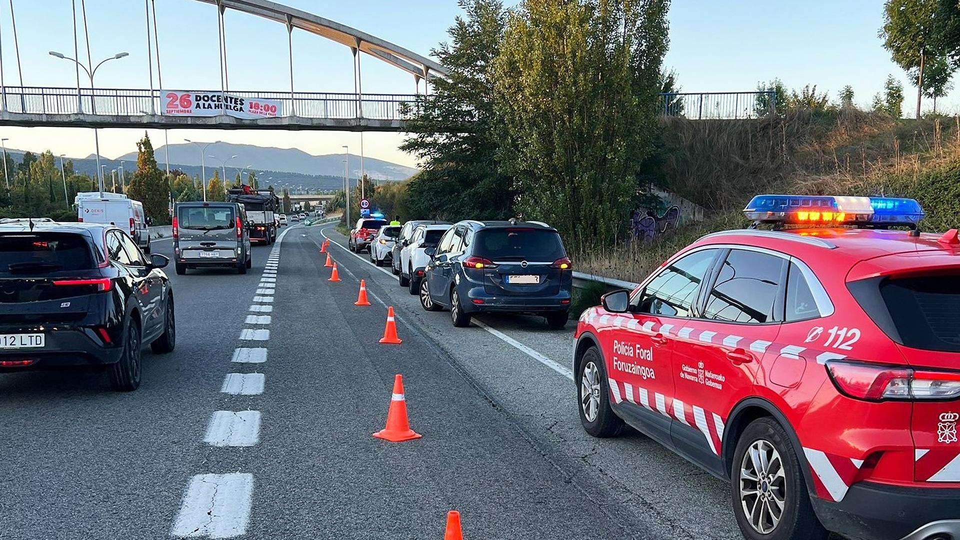Patrullas policiales junto a los vehículos accidentados en la salida a Mutilva en la PA-30