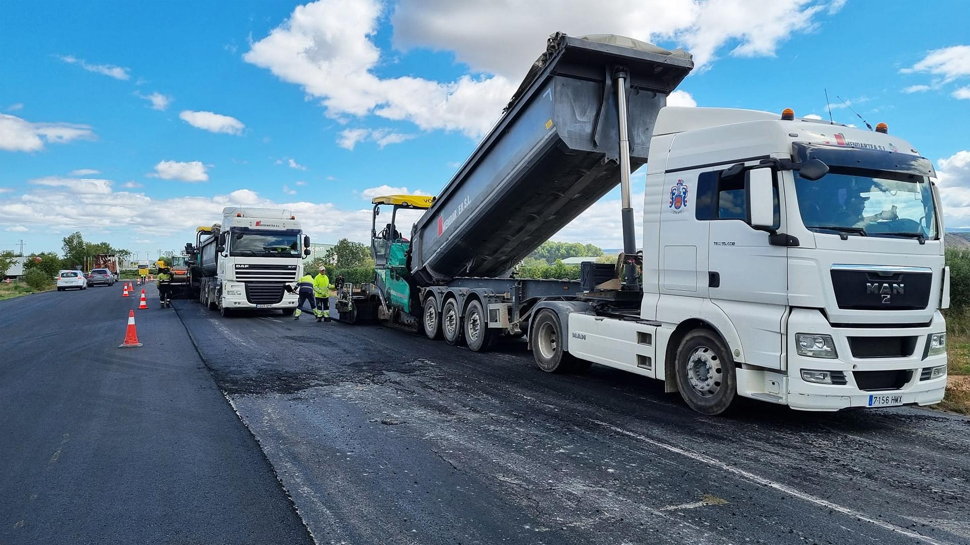 Obras de reasfaltado en una carretera navarra