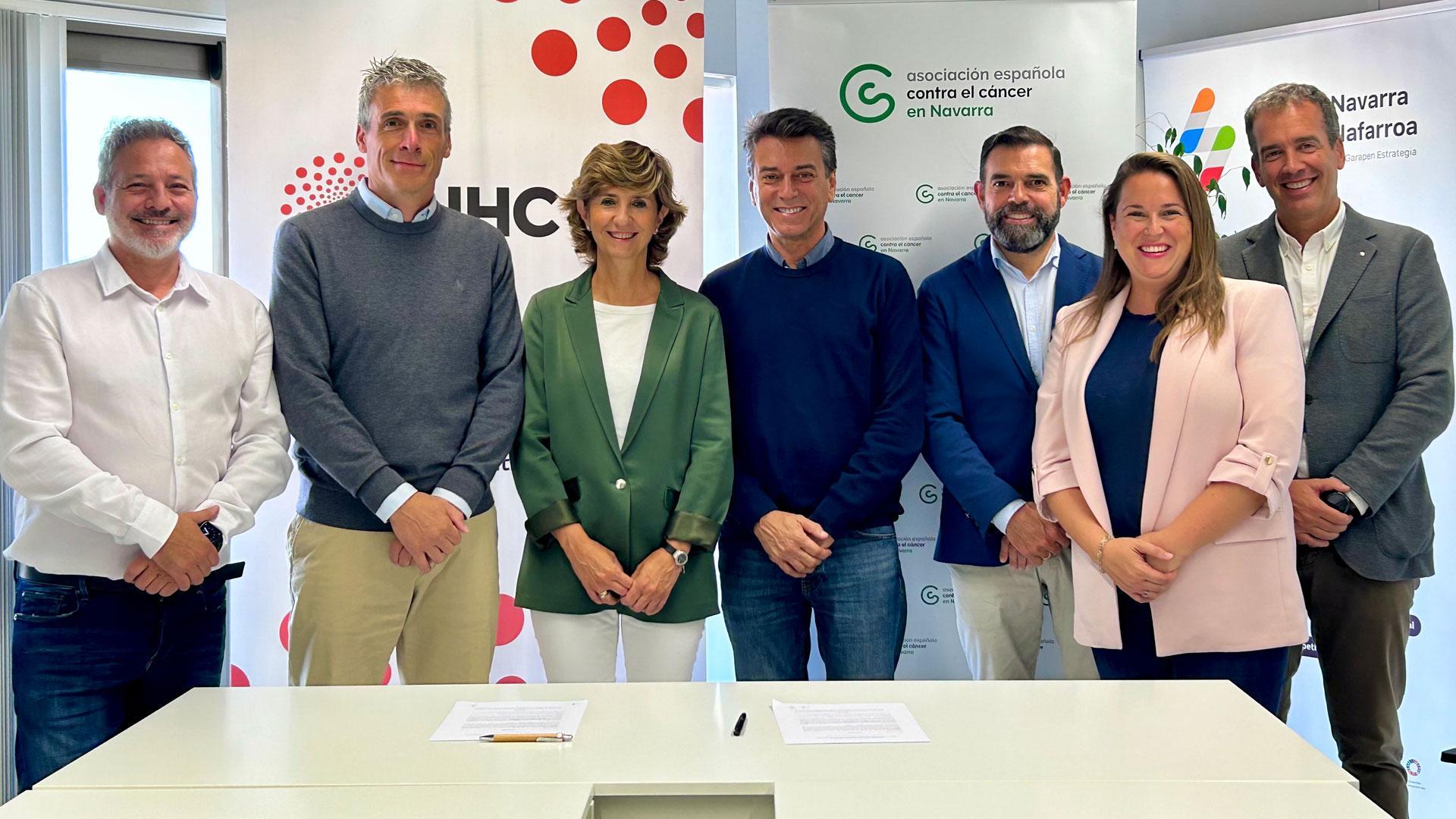 Asistentes a la firma del convenio entre Navarra Health Cluster y la Asociación Española contra el Cáncer (AECC)
