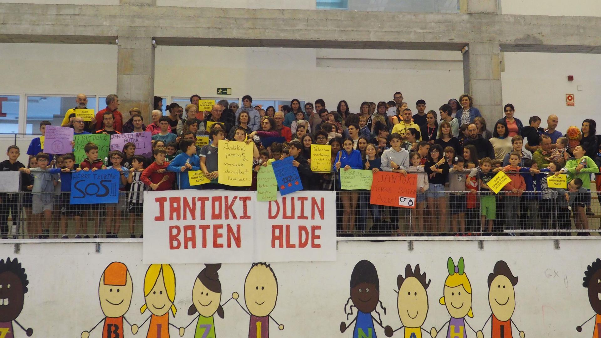 Educadores, padres y alumnos del colegio Araxes demandan una rebaja de la cuota del comedor
