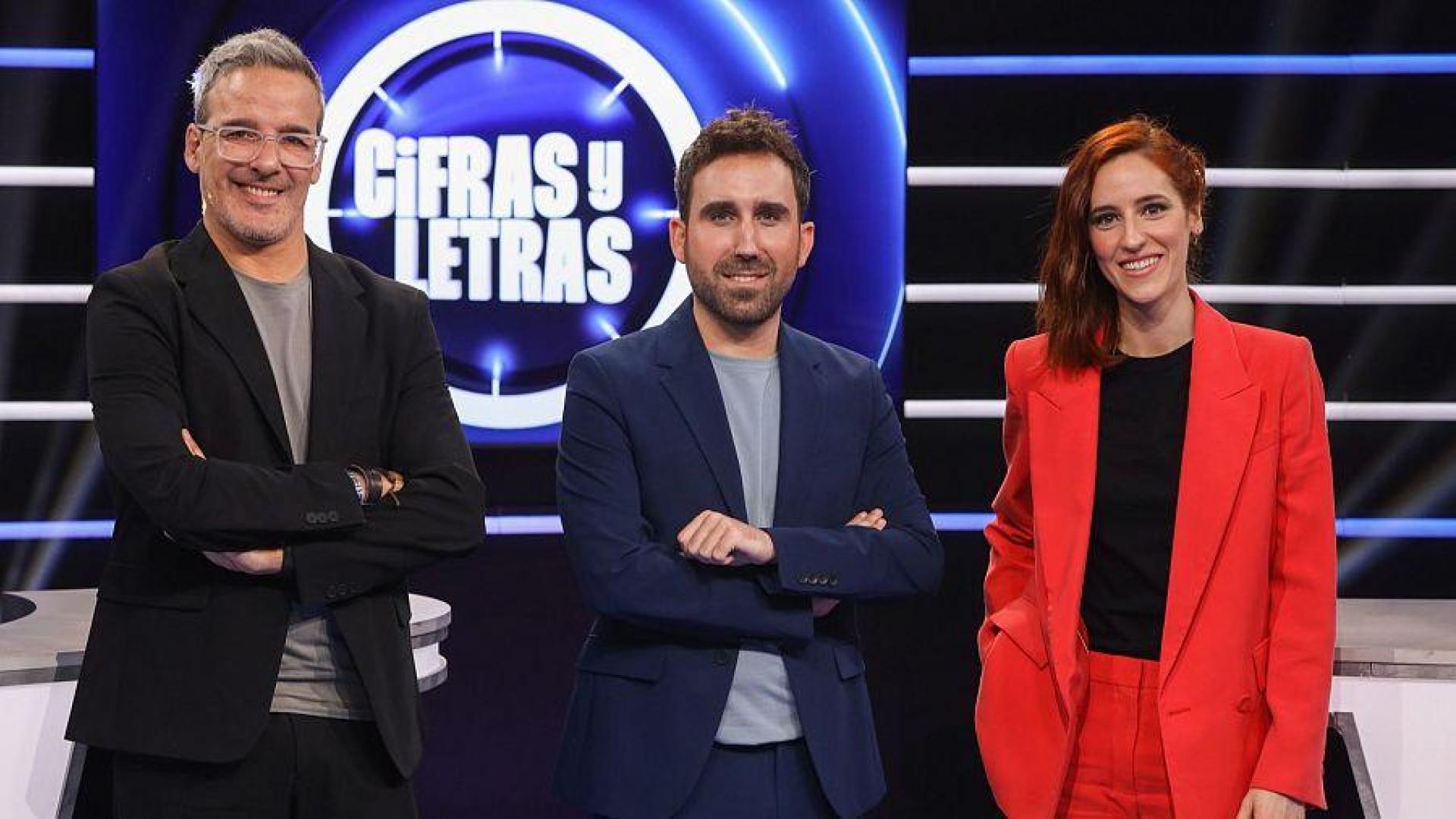 El presentador de 'Cifras y Letras', Aitor Albizua, en medio de los expertos David Calle y Elena Herraiz