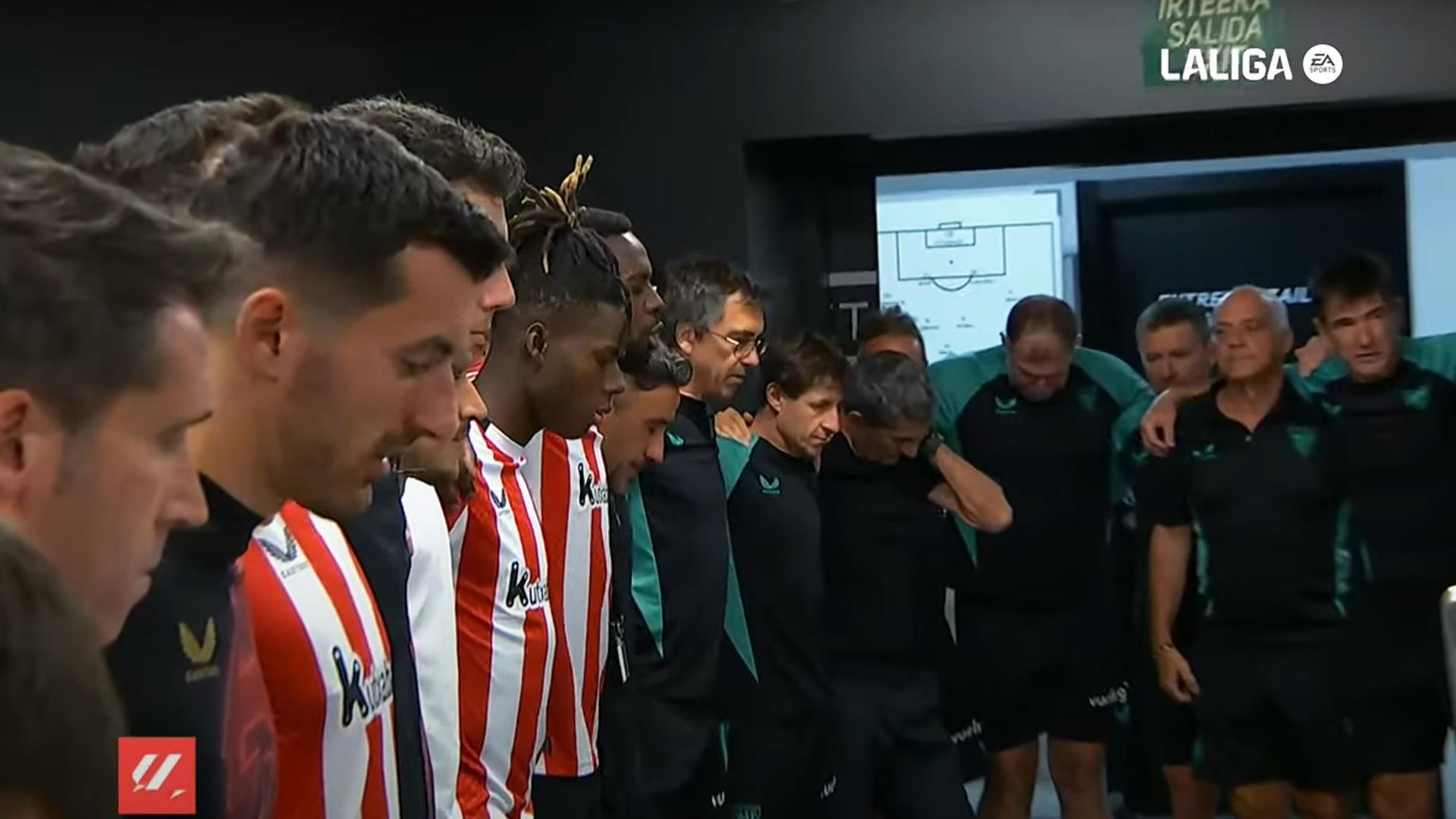 Iñaki WIlliams, en el centro junto a su hermano Nico, dirigiendo el padrenuestro antes del encuentro contra el Sevilla