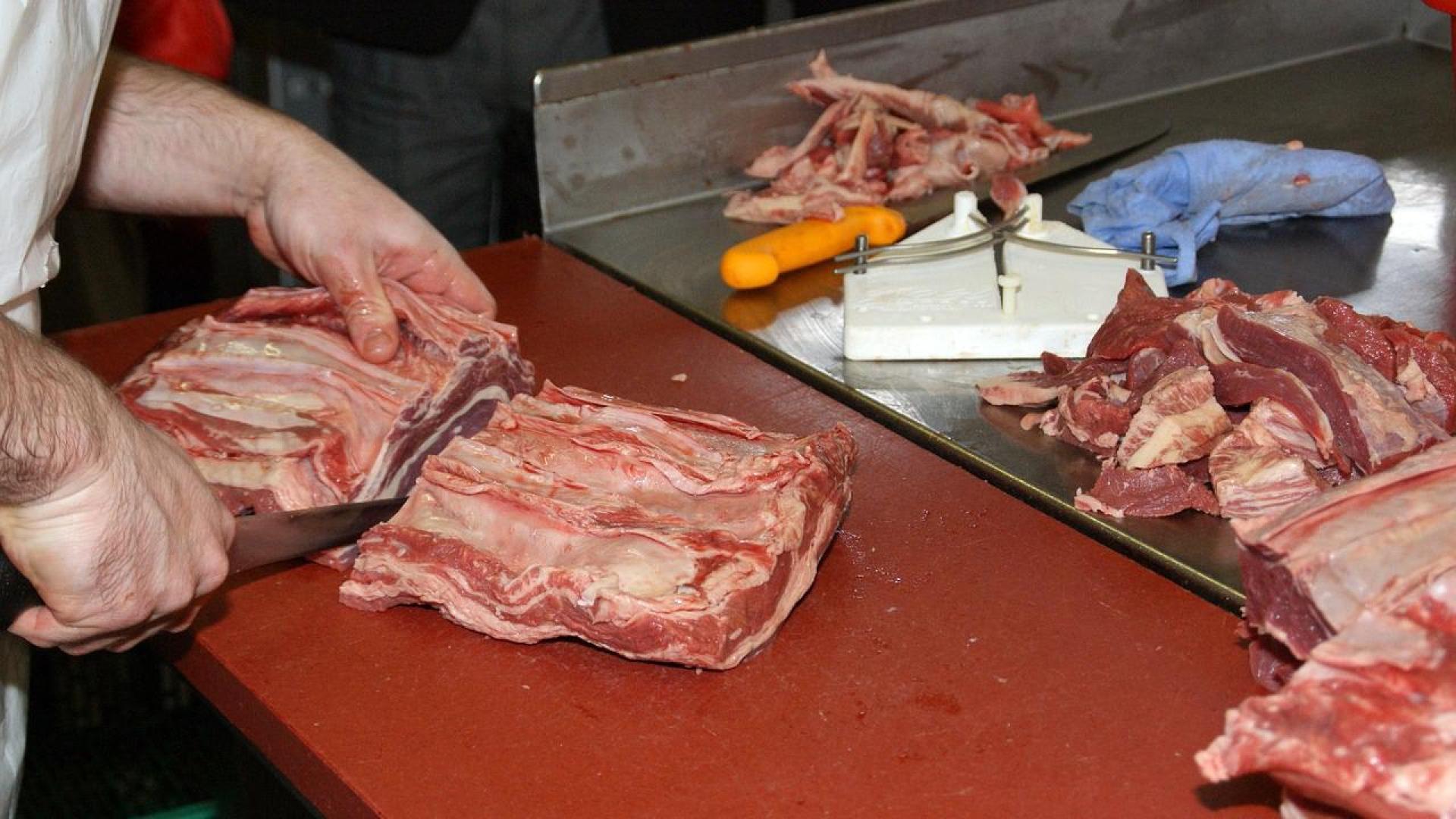 Un carnicero preparando una pieza