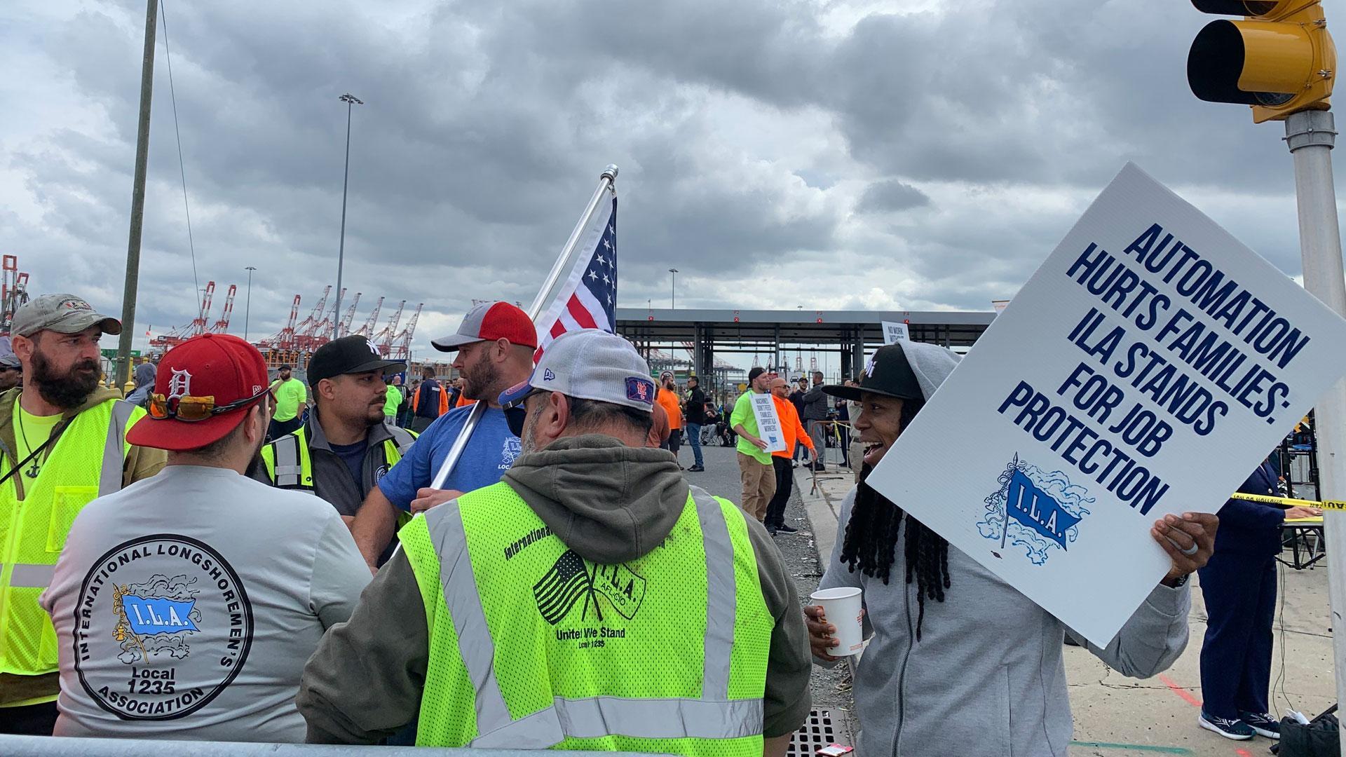 Estibadores protestan este martes en un muelle de Port Elizabeth, en Nueva Jersey (Estados Unidos)