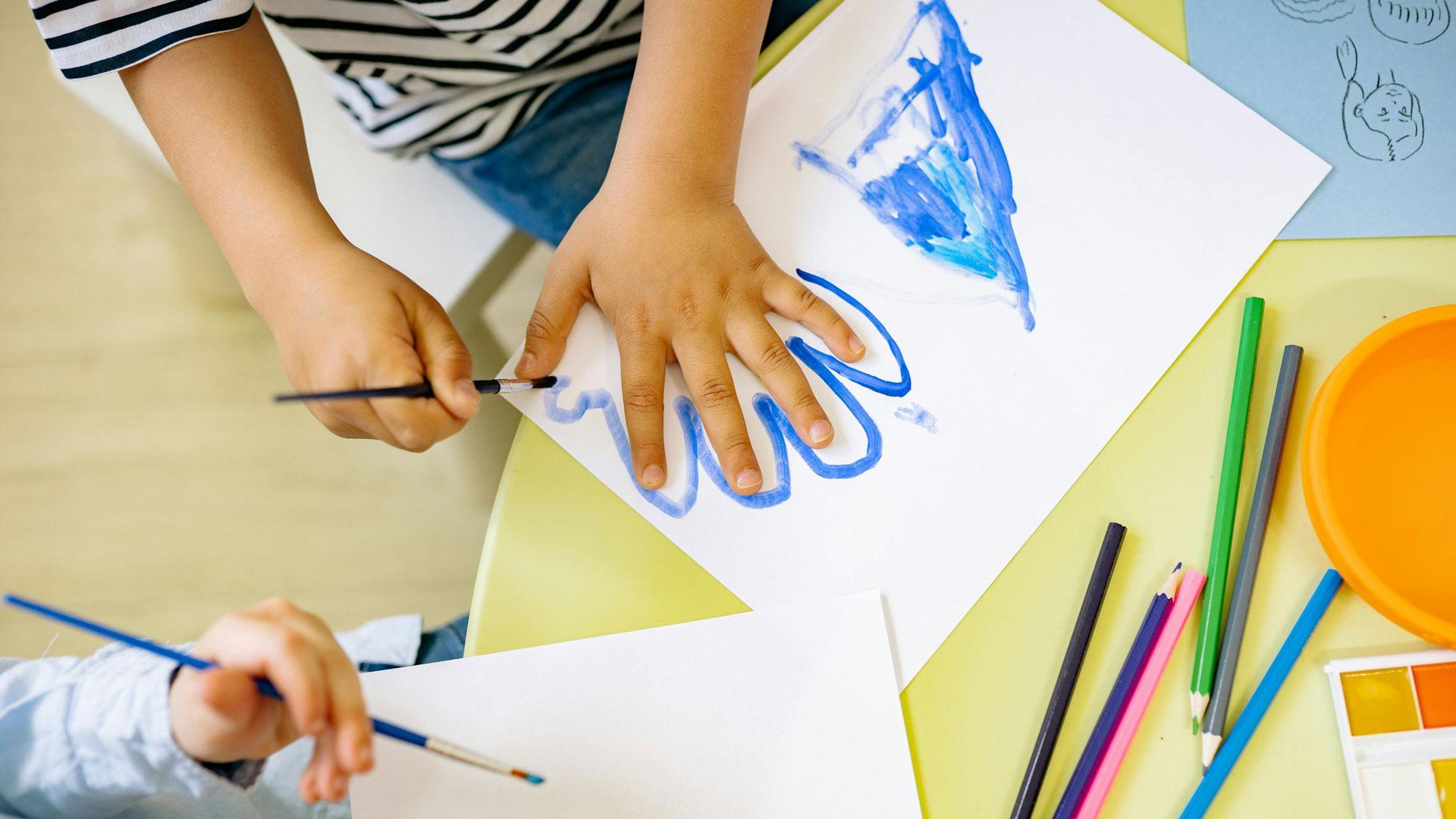 Niños pintando