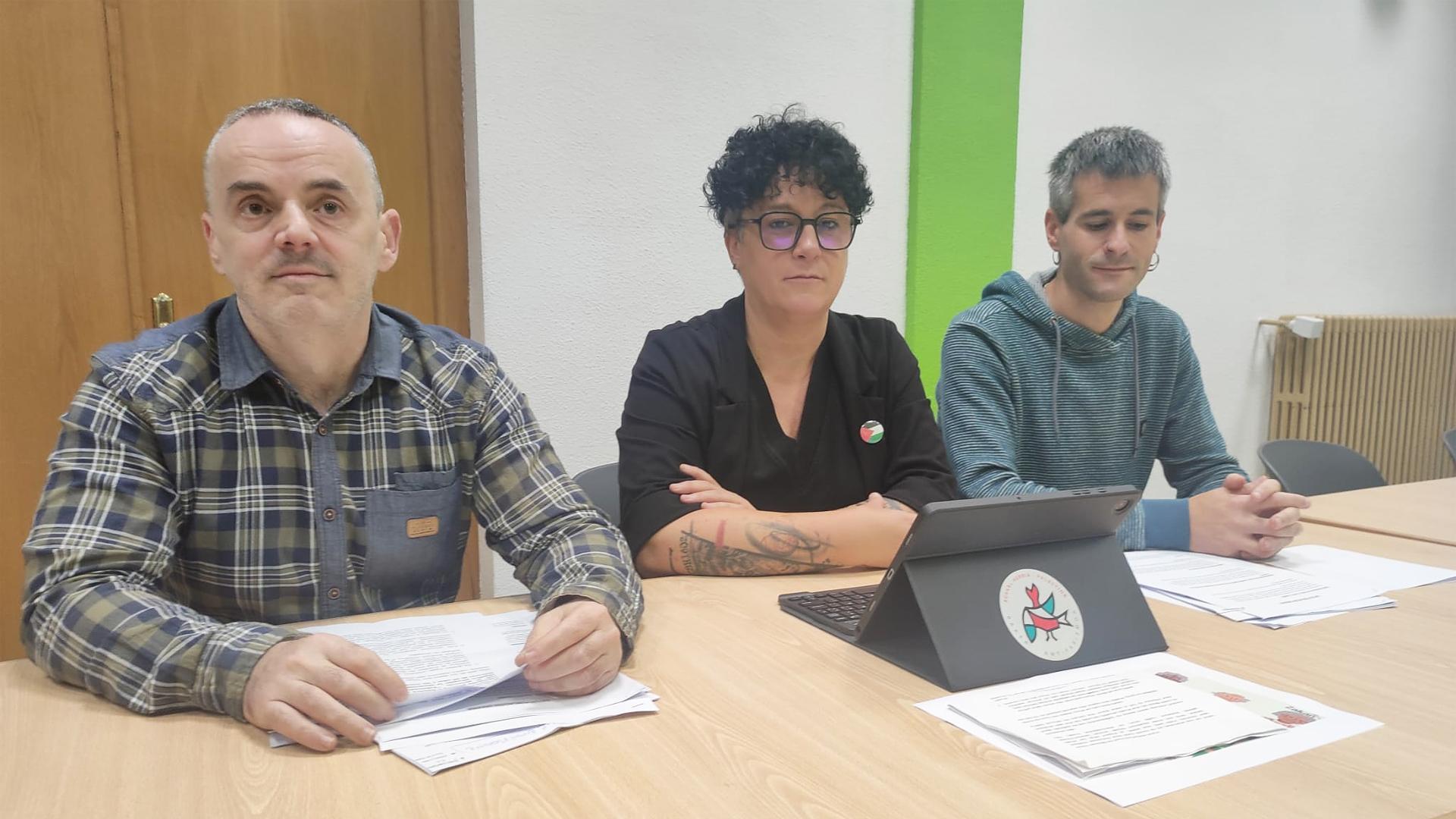 De izda. a dcha., Juan José Goikoetxea, Silvia Sesma y Unai Razkin, presidentes de las mancomunidades de Servicios Sociales de las zonas de Alsasua, Etxarri Aranatz e Irurtzun, respectivamente