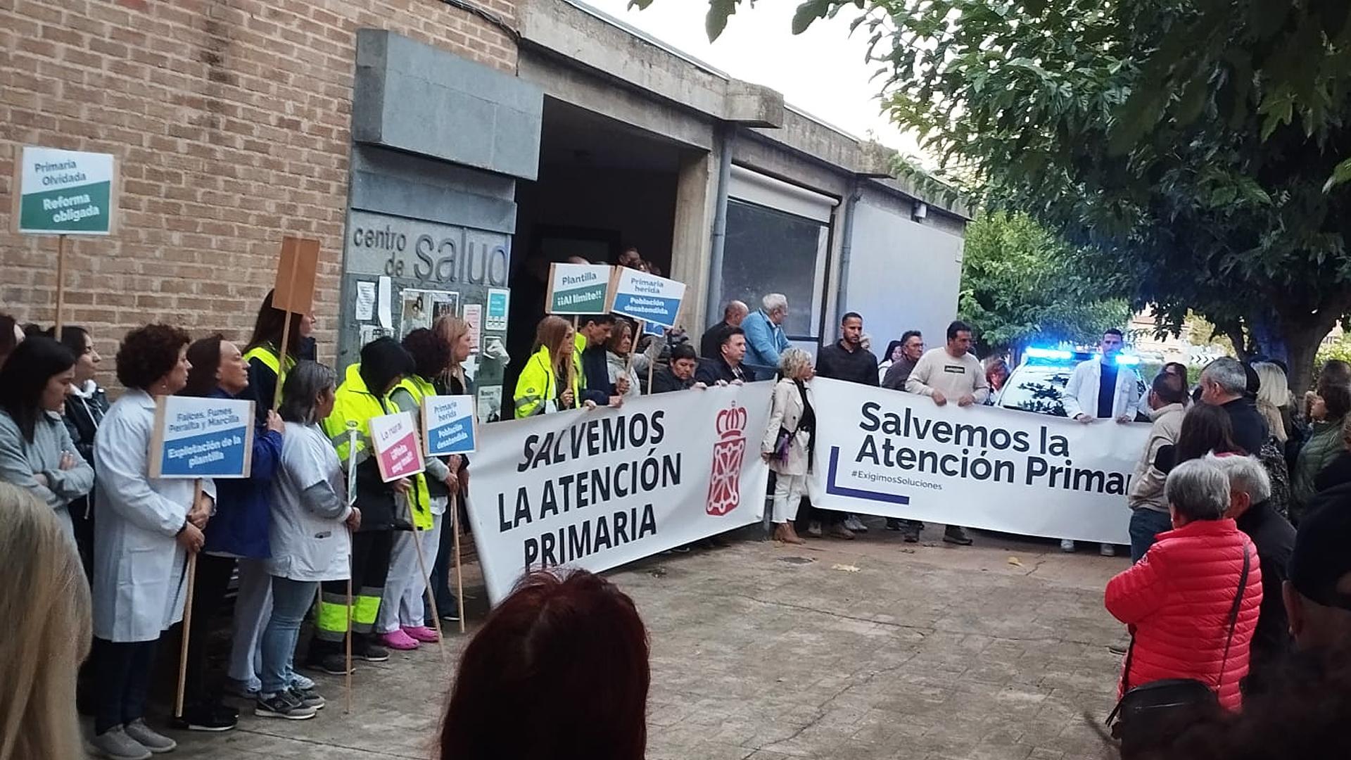 Un momento de la concentración ante el Centro de Salud de Peralta