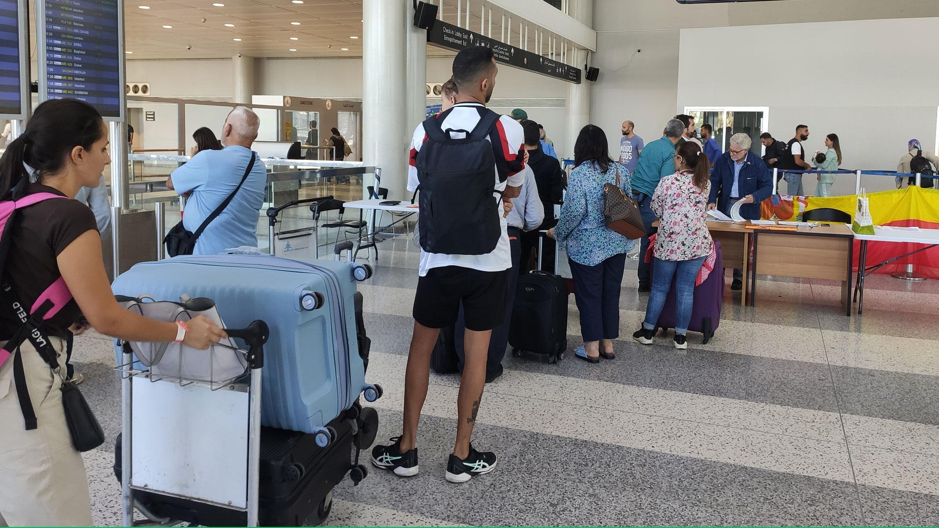 Ciudadanos españoles residentes en Líbano esperan en el aeropuerto internacional Rafic Hariri de Beirut la llegada del segundo vuelo de evacuación de este jueves