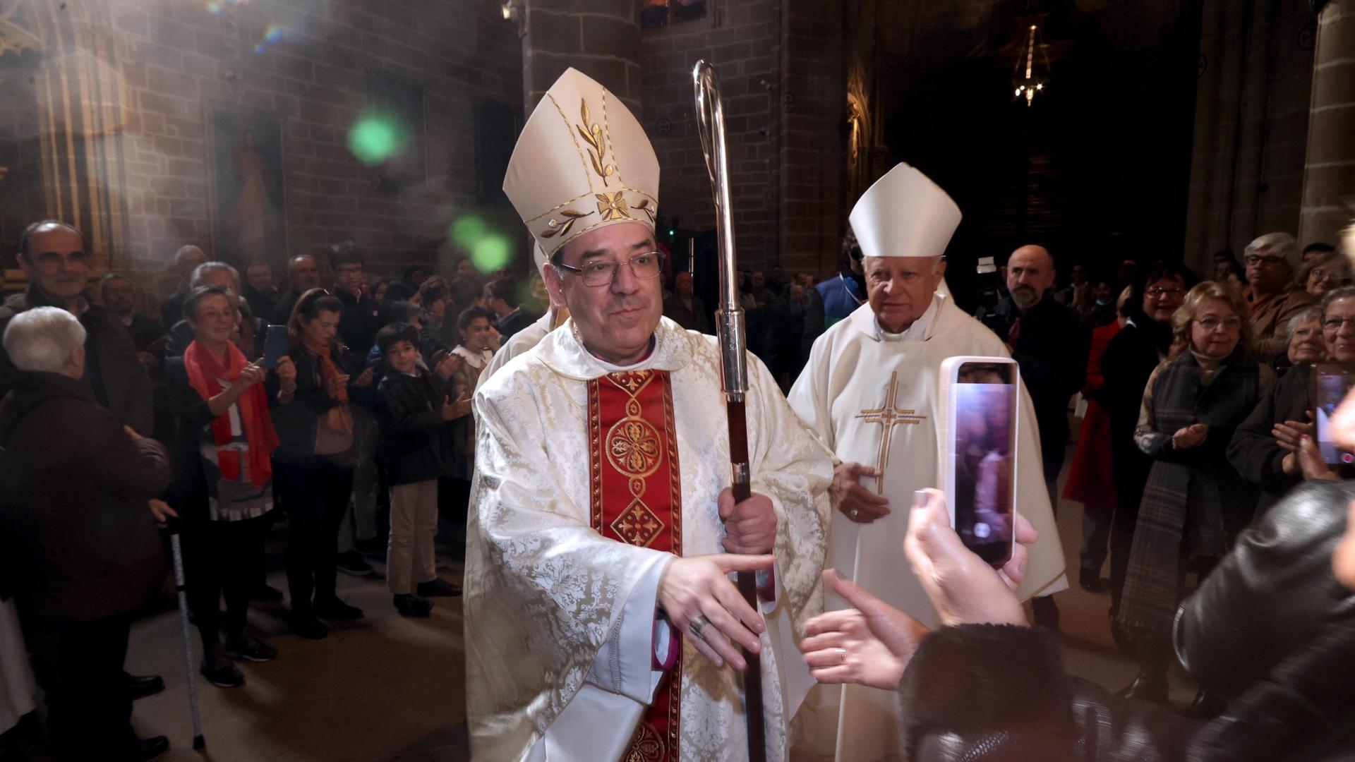 Florencio Roselló saluda a una asistente a su ordenación como arzobispo, el 27 de enero de 2024 en la catedral de Pamplona.
