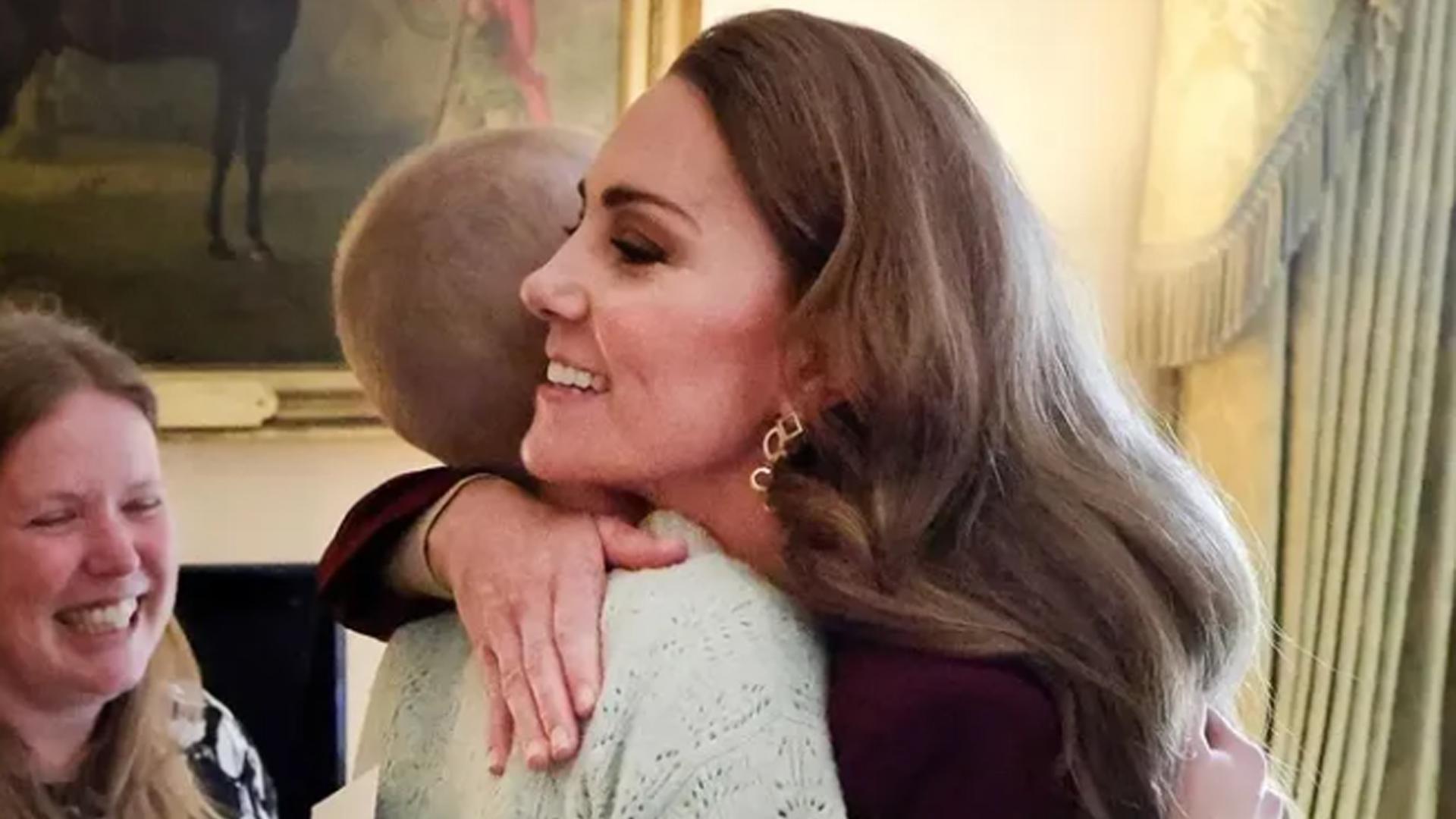 Kate Middleton abraza a la joven fotógrafa Liz Hatton