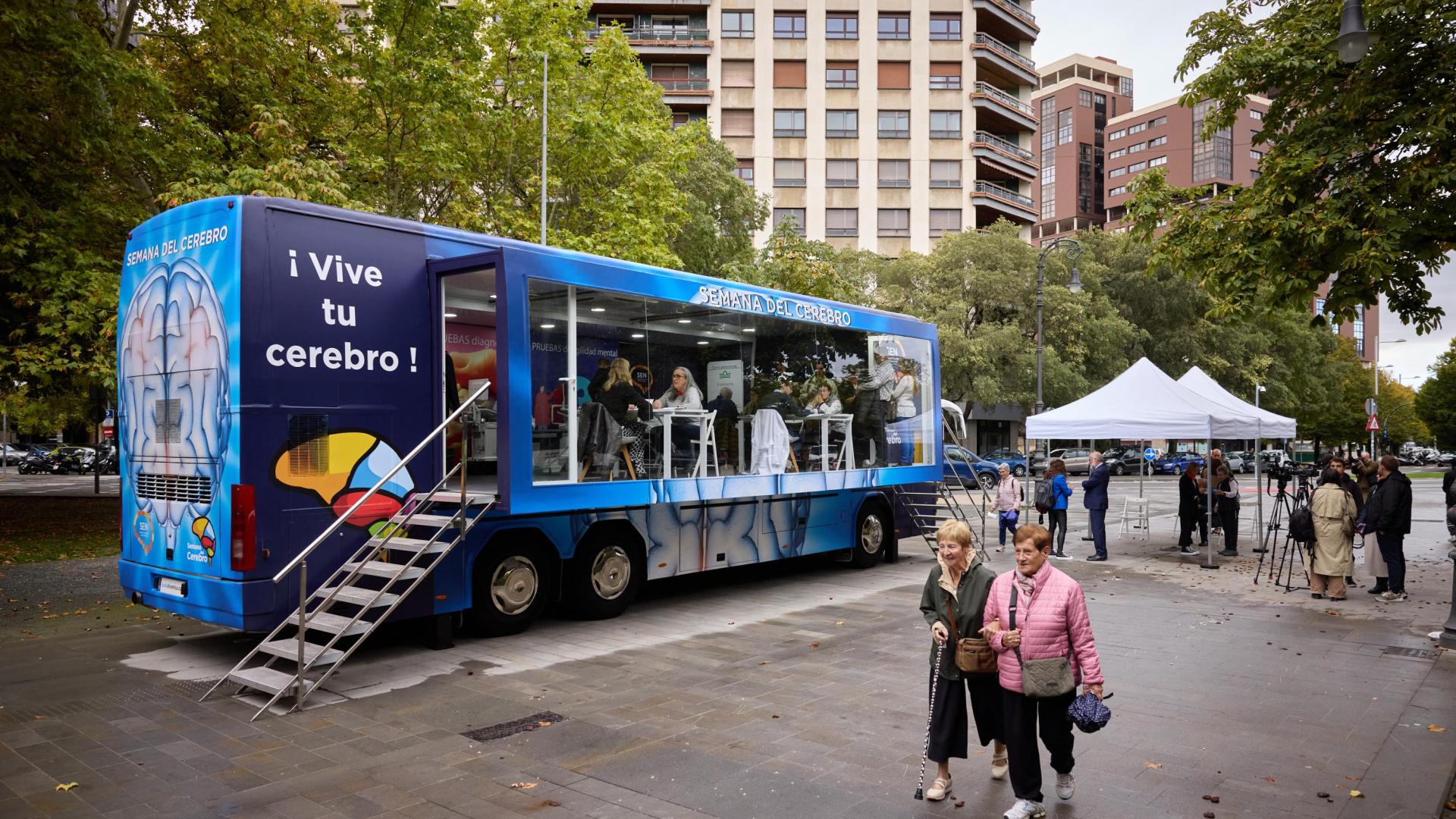 El Autobús del Cerebro, situado en la calle Bosquecillo de Pamplona el jueves durante todo el día