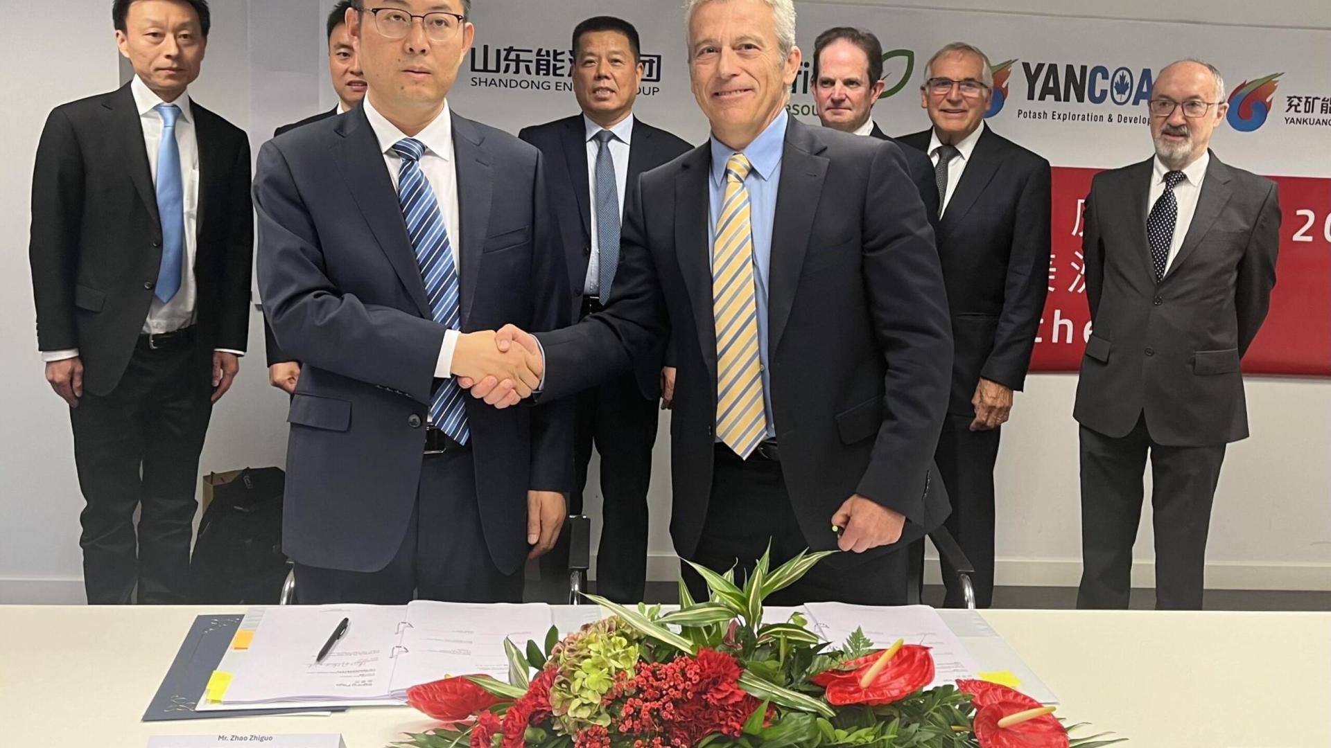 Zhao Zhiguo, director financiero de Yankuang Energy Group, se da la mano con Ignacio Salazar,  CEO y Director Ejecutivo de Highfield Resources