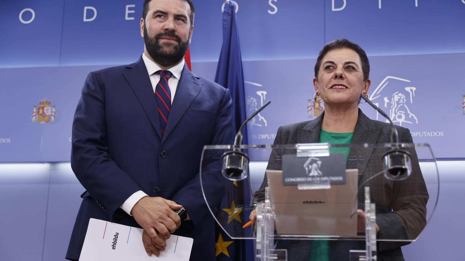 Los diputados de Bildu Ion Iñarritu y Mertxe Aizpurúa presentando el acuerdo para reformar la 'Ley Mordaza'
