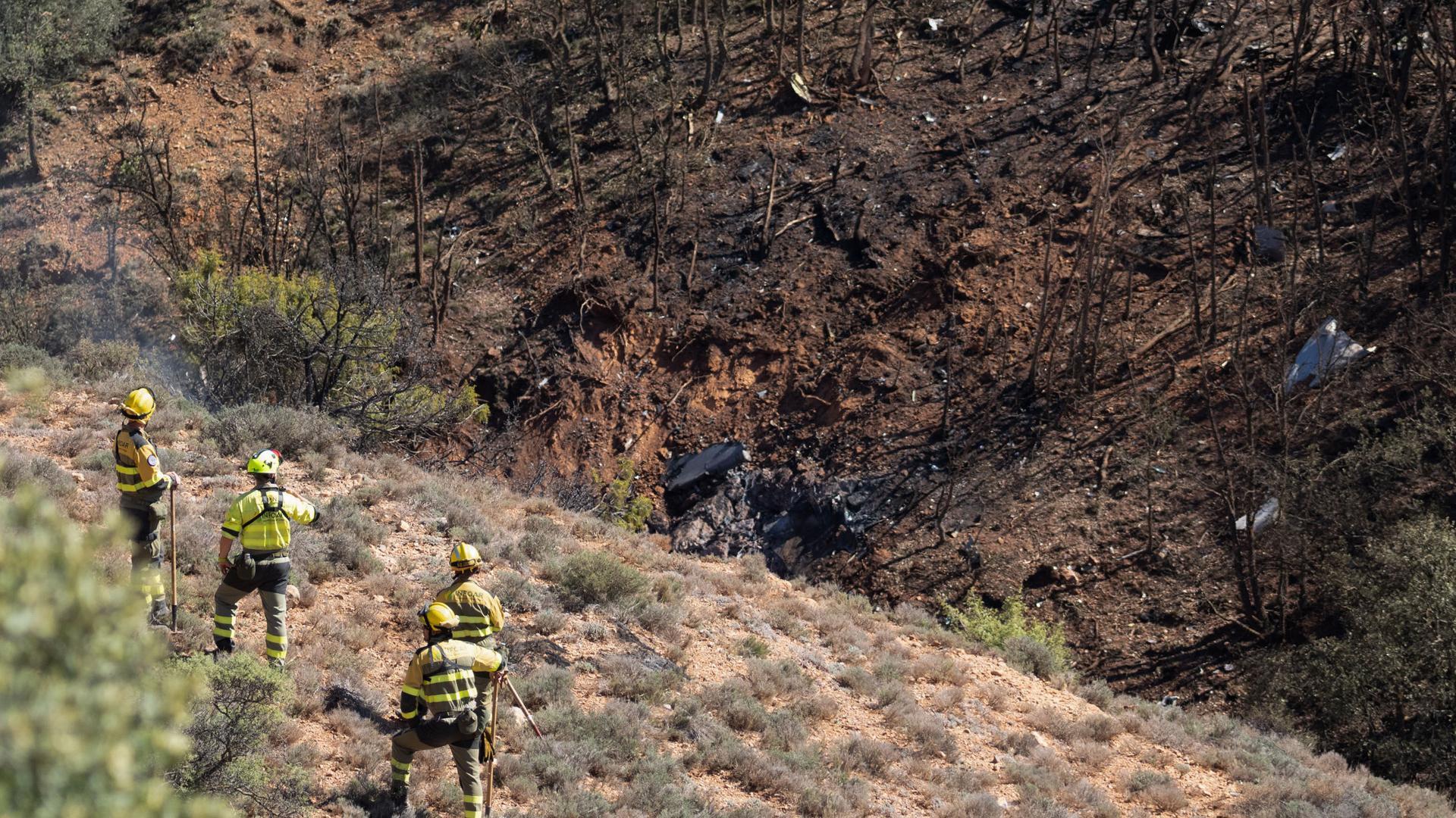 Integrantes de los servicios de Emergencias en las inmediaciones del lugar en el que un piloto de un avión de combate F18 del Ala 12, con base en Torrejón de Ardoz (Madrid), ha fallecido al sufrir la aeronave un accidente en Peralejos (Teruel)