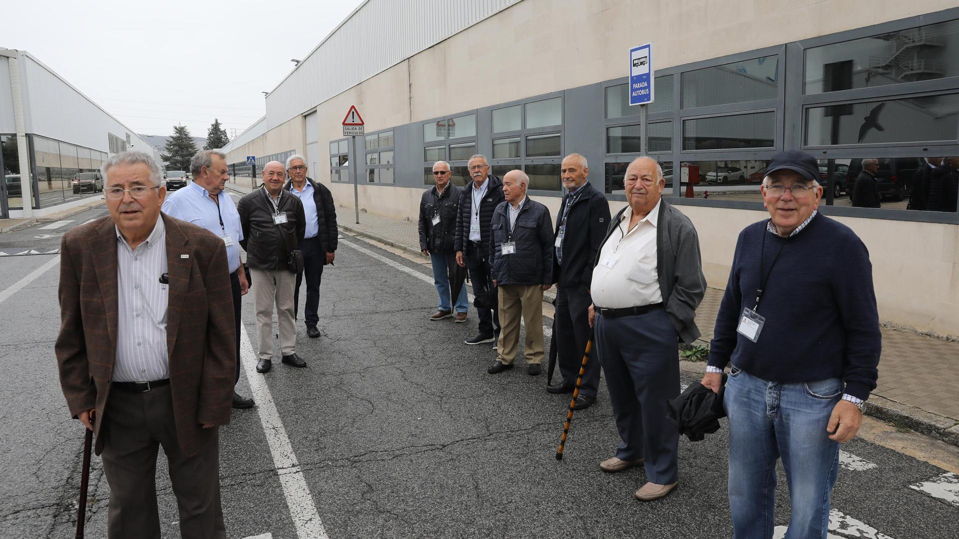 Los diez veteranos de Authi junto al punto en el que ser formó la cadena humana para sacar los neumáticos del interior de la fábrica