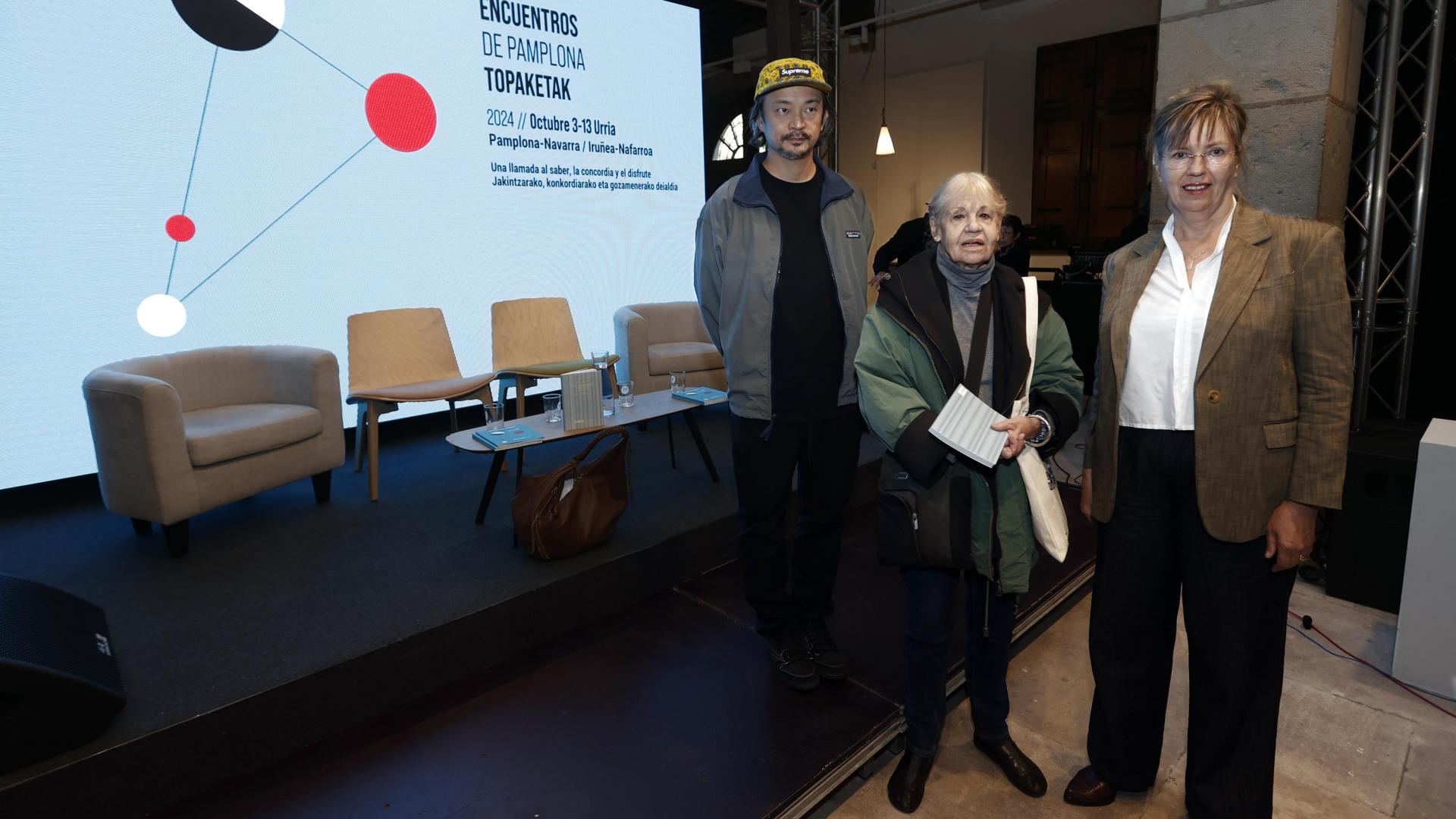 Desde la izquierda, Daito Manabe, Eva Lootz y Cecilia Dreymüller (traductora al castellano de la obra de Herta Müller), este viernes en la Ciudadela