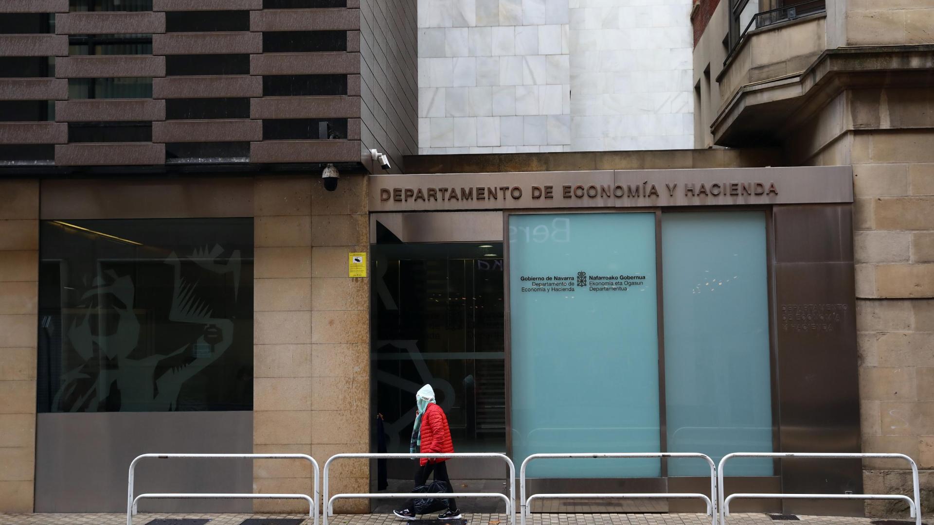 Una persona camina ante la sede del departamento de Economía y Hacienda