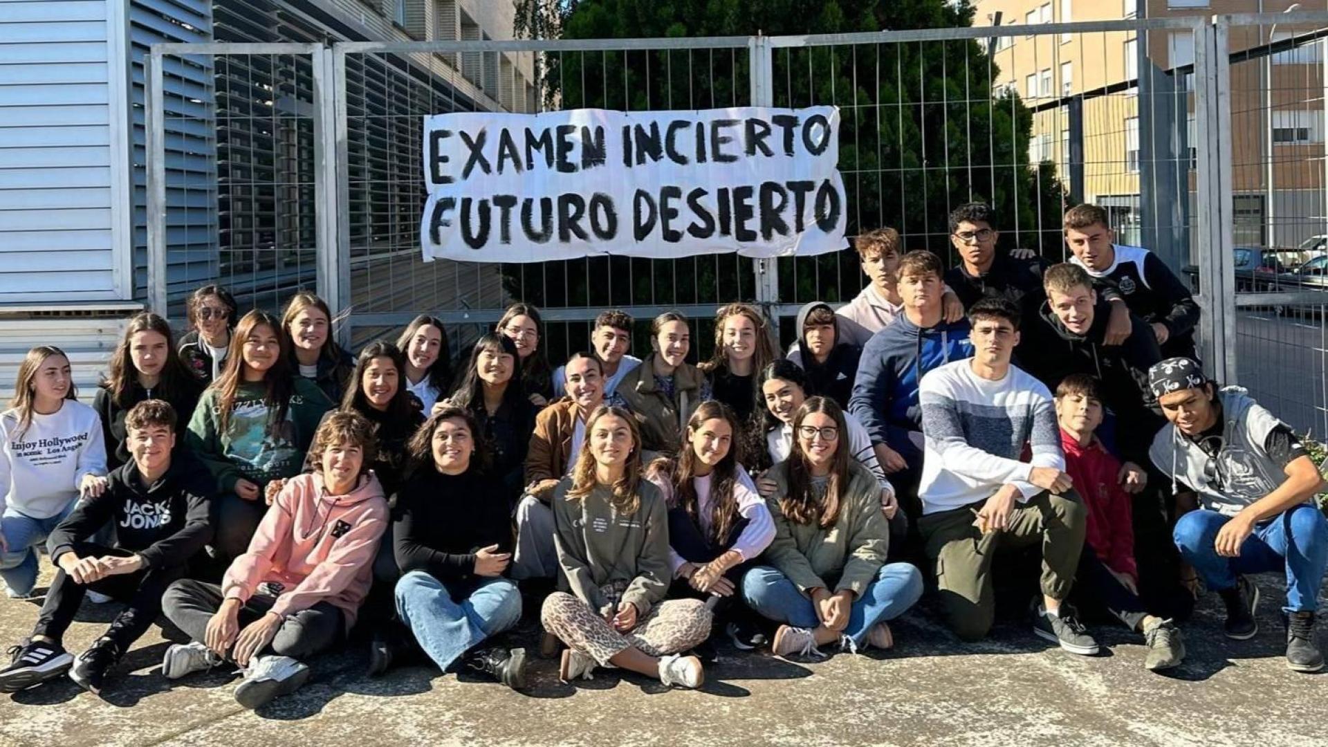 Alumnado de 2º de bachillerato del IES Ribera del Arga de Peralta convocó ayer una jornada de huelga