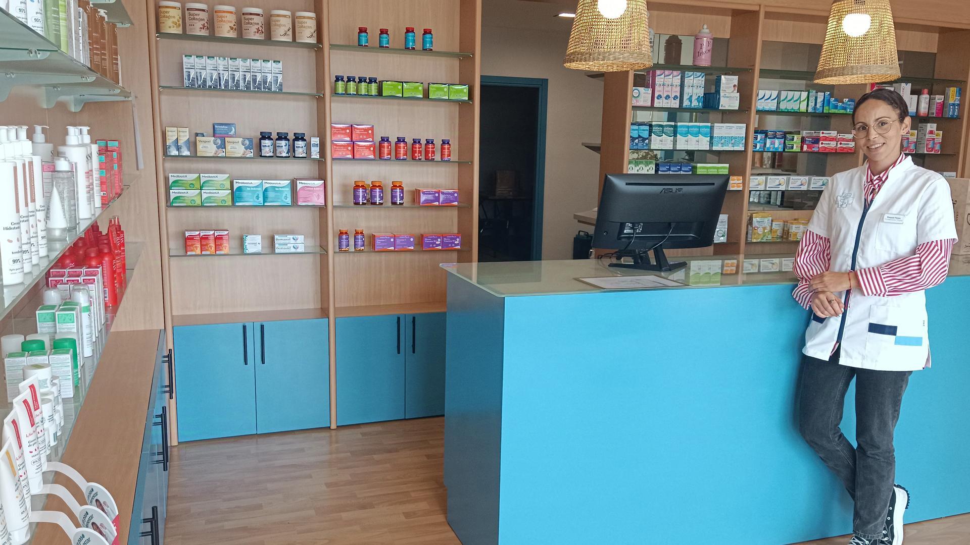 Raquel Pérez González, en el interior de la farmacia