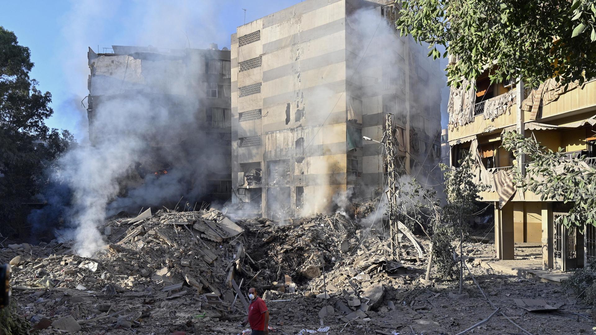 Un hombre camina entre las ruinas de una zona de edificios bombardeada al sur de Beirut