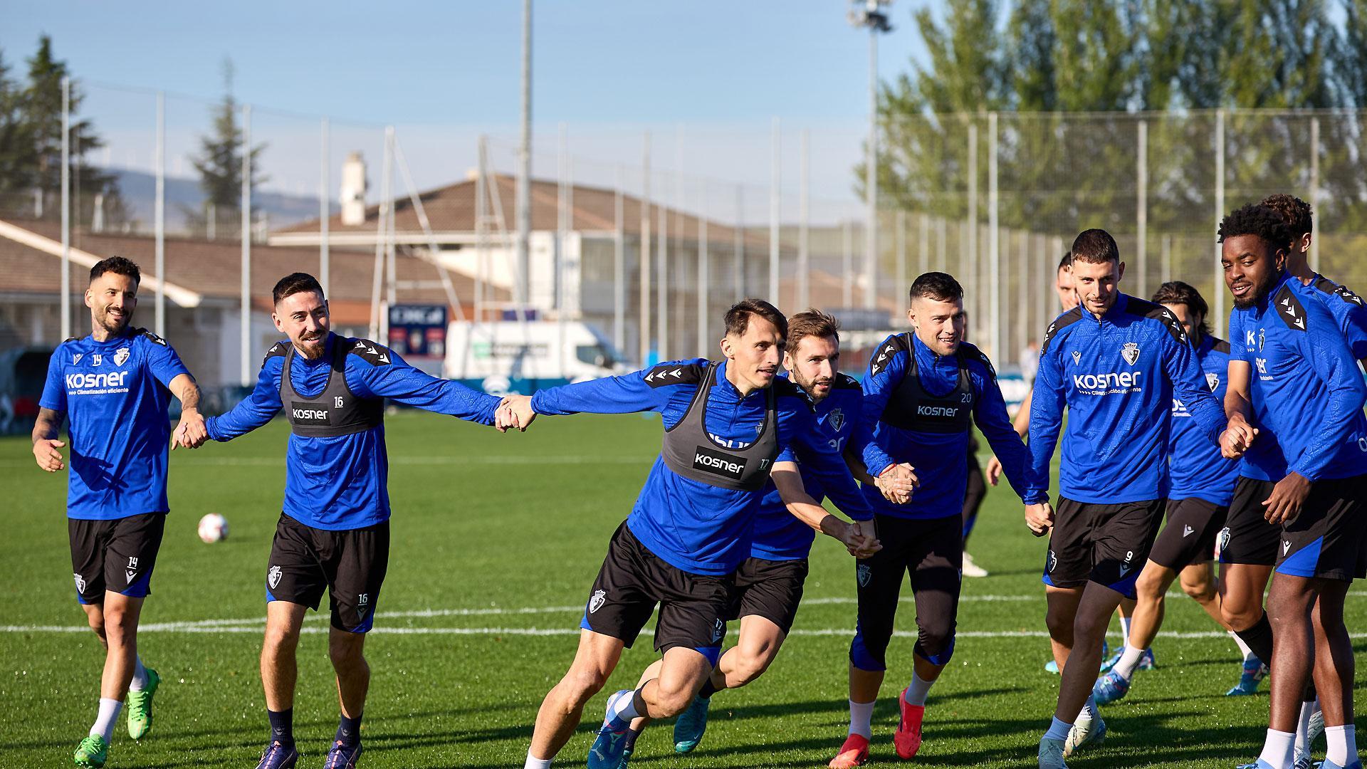 Los jugadores de Osasuna calientan sobre el césped de Tajonar en el último entrenamiento celebrado este viernes