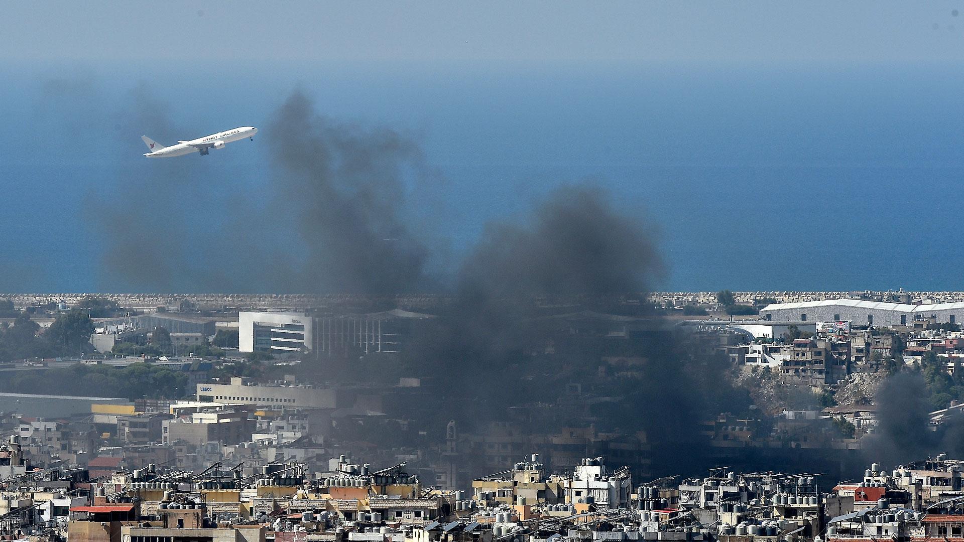 Un avión vuela sobre el suburbio de Dahieh, al sur de Beirut, este viernes