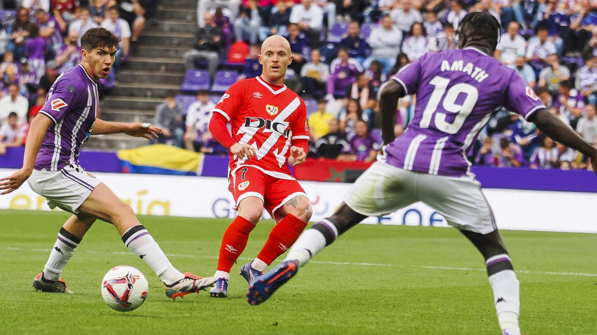 Isi Palazón filtra un pase entre dos jugadores del Valladolid