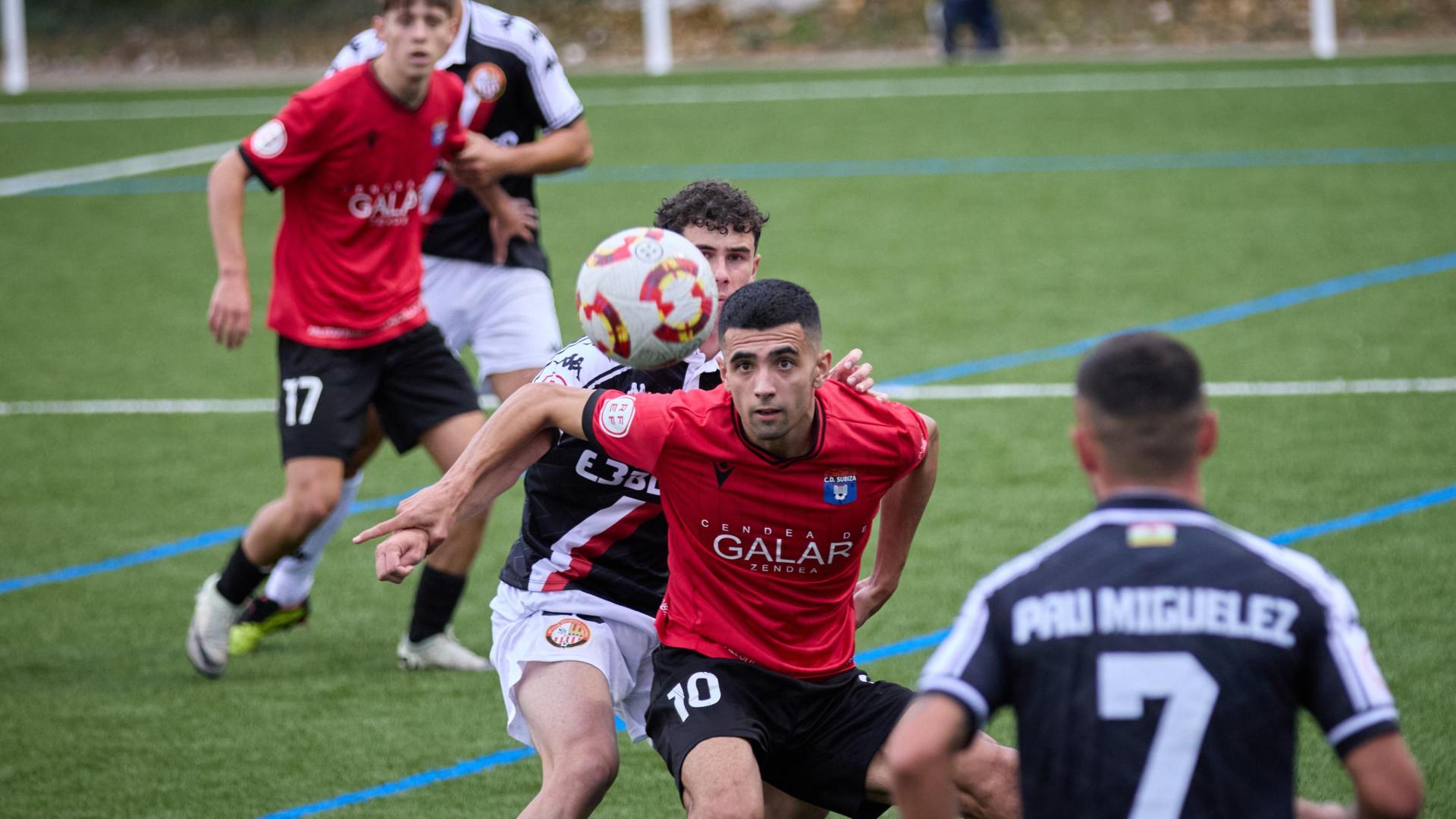 El delantero del Subiza Juan Asirón, autor del primer gol del equipo, protege el balón ante la presión visitante