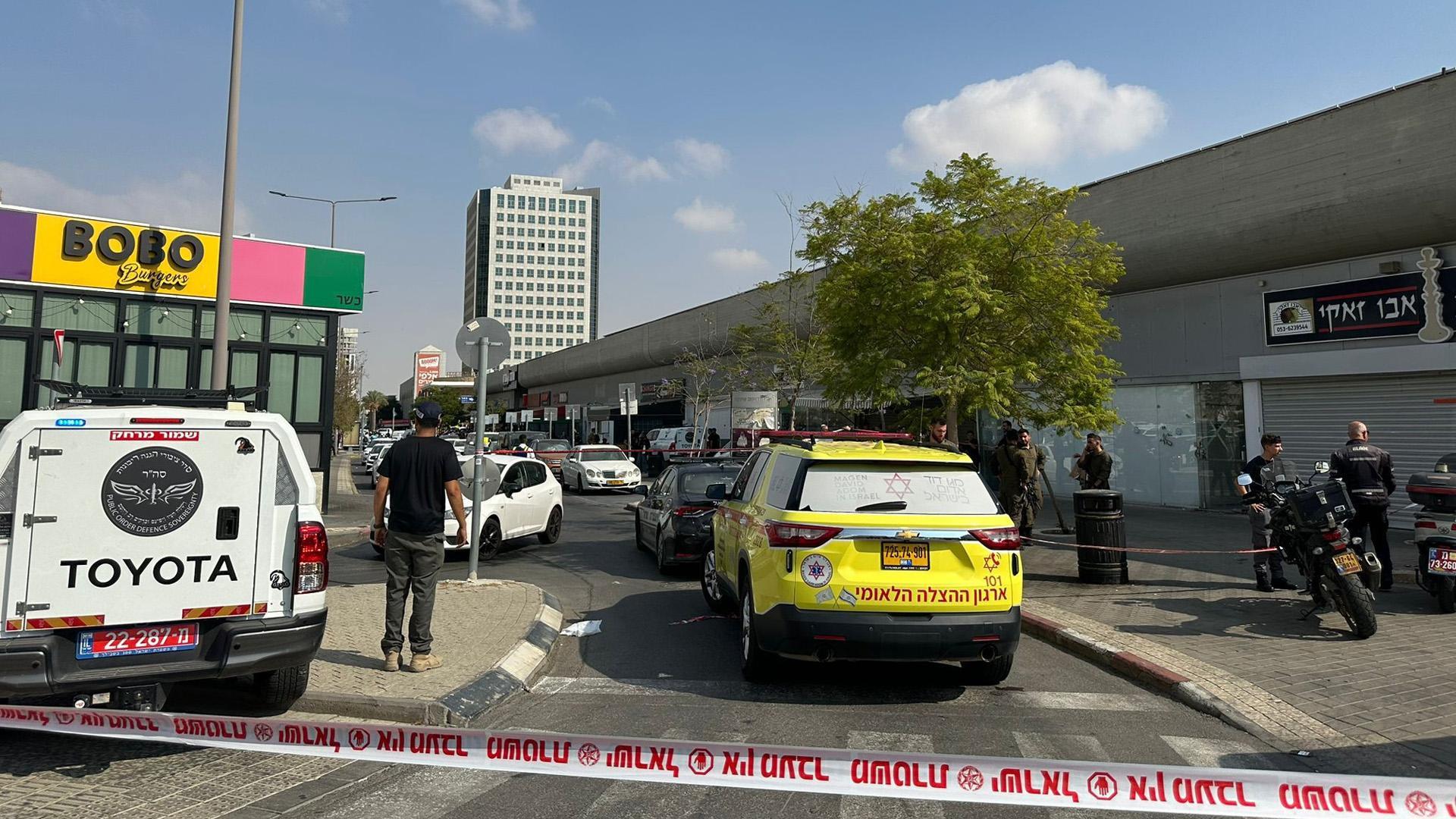 Miembros de las fuerzas de seguridad israelíes, en el lugar del atentado
