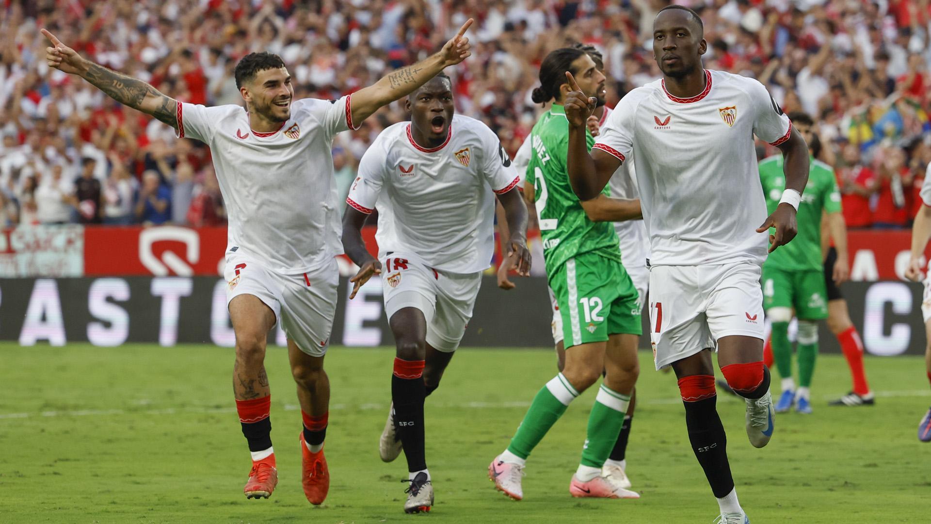 El centrocampista belga del Sevilla Dodi Lukebakio (i) celebra con sus compañeros su gol marcado de penalti durante el partido de la novena jornada de LaLiga