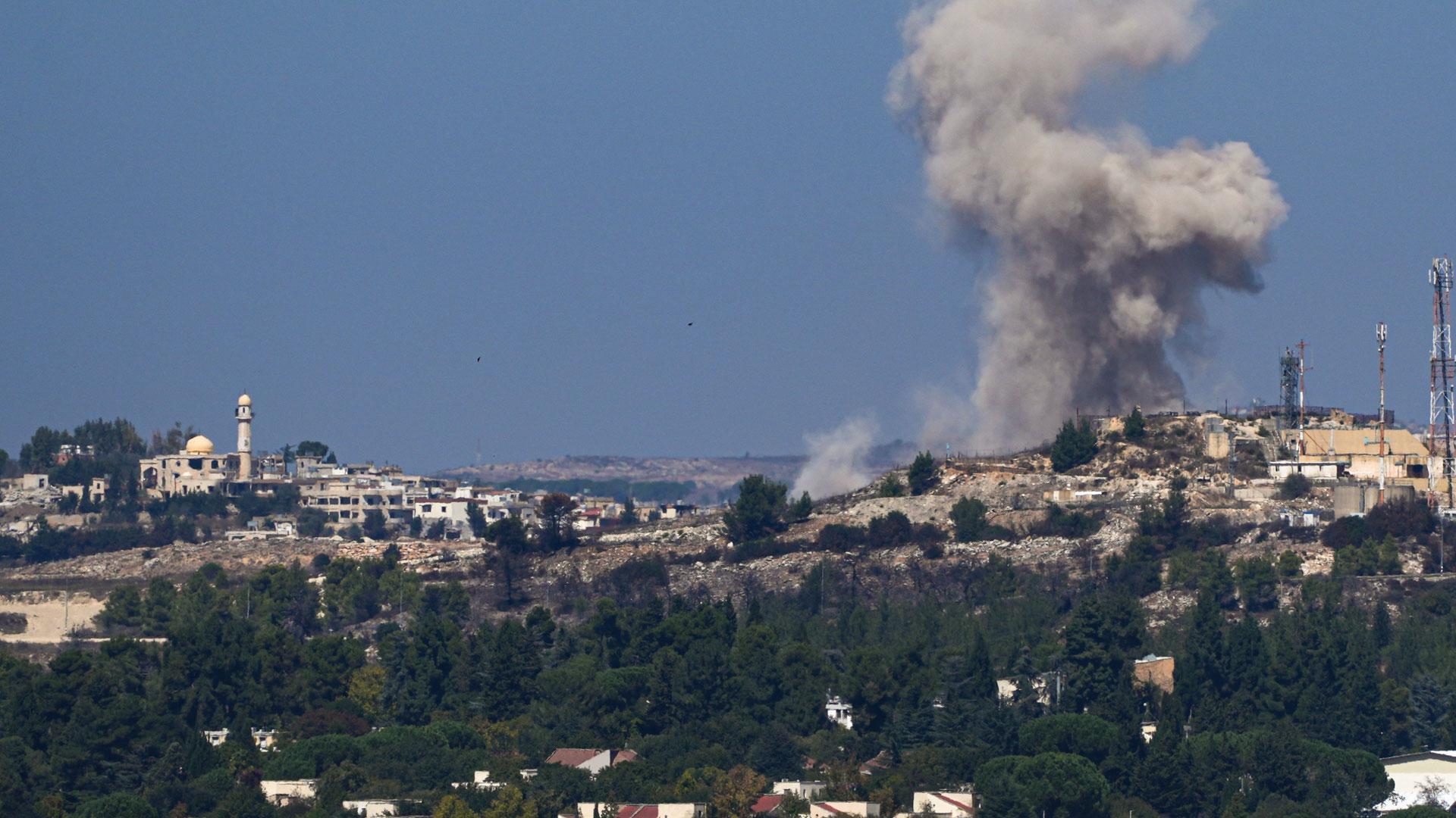 Columna de humo tras un bombardeo del Ejército de Israel contra el sur de Líbano