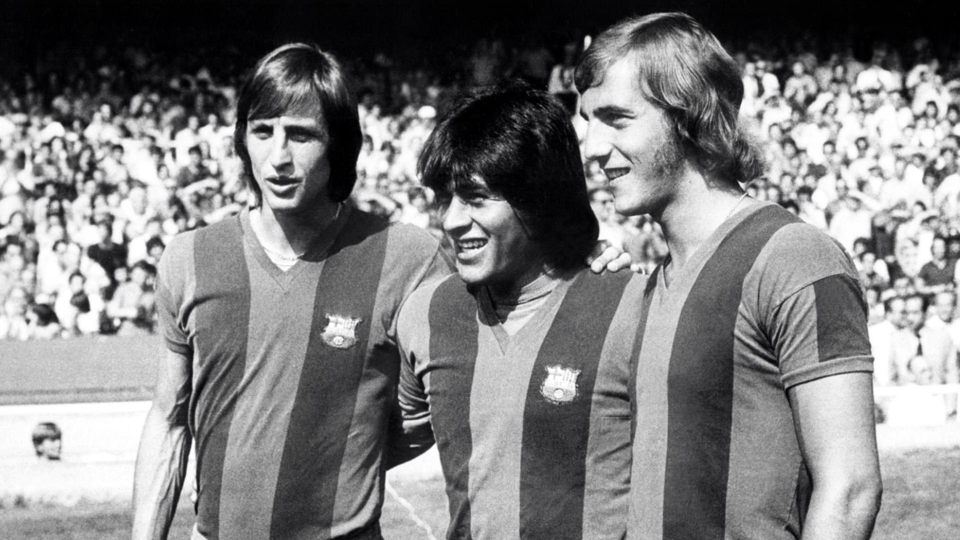 Johan Cruyff (L), Hugo Sotil (C) and Johan Neeskens, presentados como jugadores del Barcelona en 1974