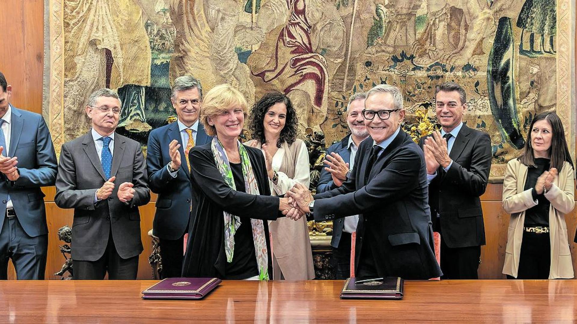 María Iraburu y Ramón Reyes en la firma del convenio de humanización de la atención al paciente con cáncer con miembros de la UN y de la AECC