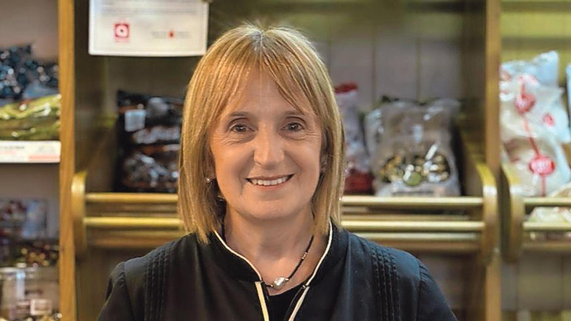 Mª Asun Esparza Baztan, tras el mostrador de su tienda centenaria