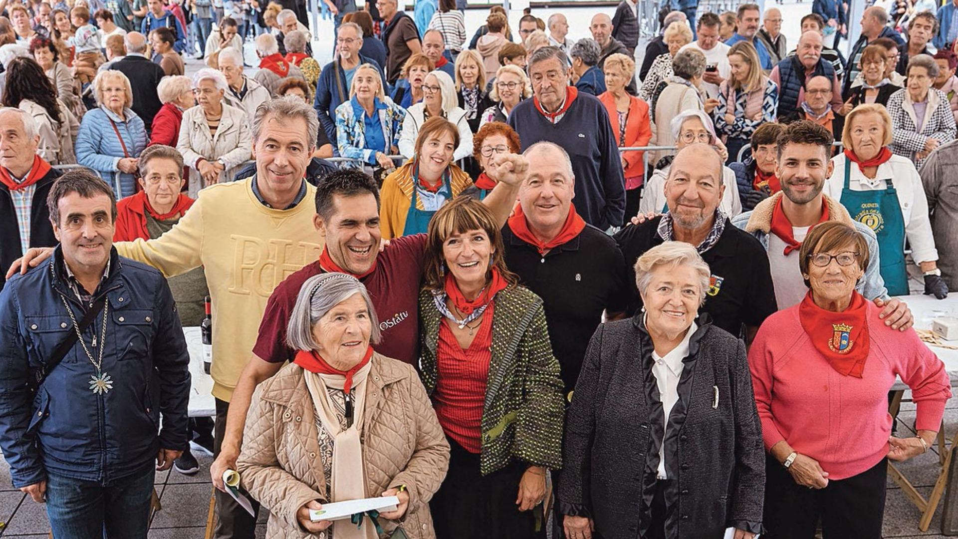 Foto de familia del jurado y los galardonados. Mercedes Del Burgo en primer plano. Detrás, Txipi Kormenza, Amaia Etxandi y Juan Ramón Oloriz