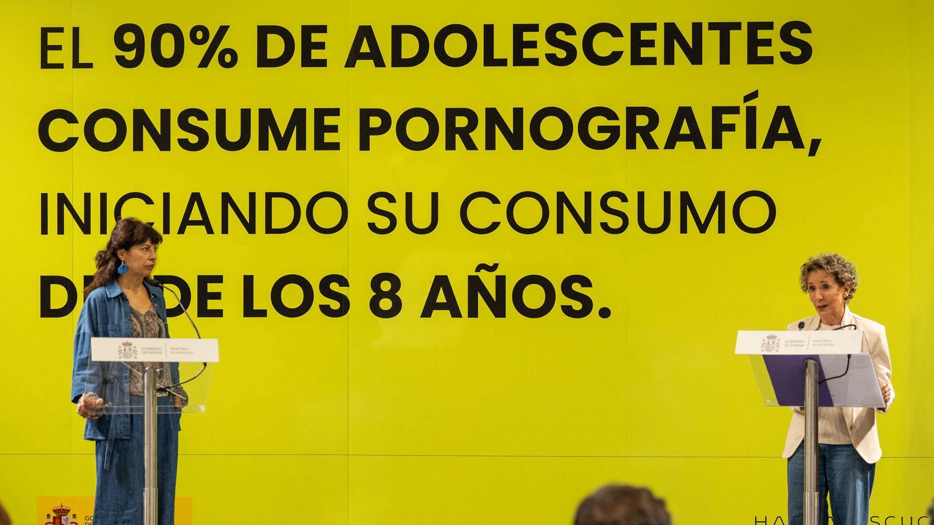 La ministra de Igualdad, Ana Redondo (i), y la secretaria de Estado de Igualdad, Aina Calvo (d), presentan la campaña de educación sexual positiva '#Vamosahablardepornografía' para afrontar la pornografía en adolescentes