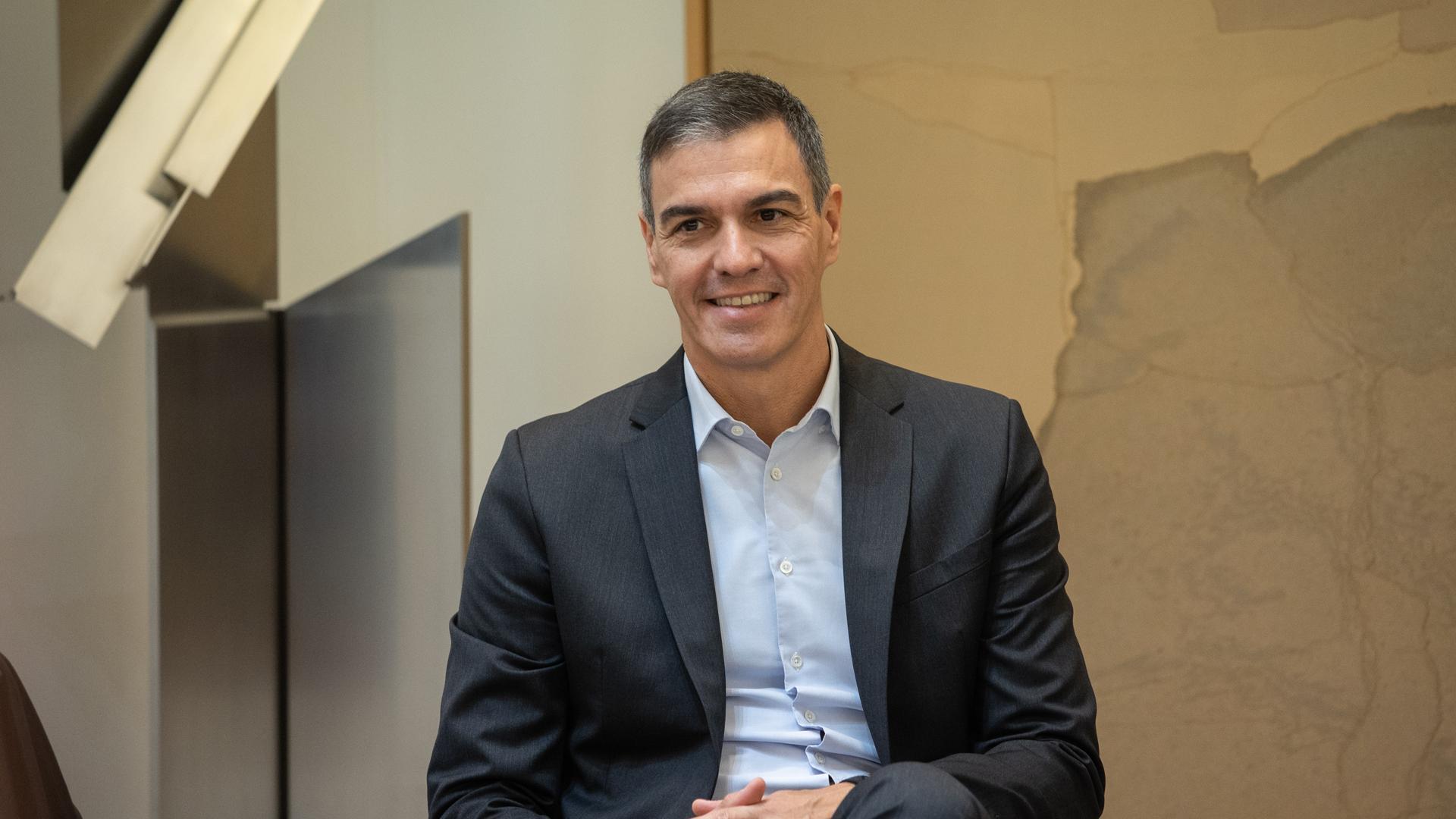 Pedro Sánchez, en un encuentro con representantes de distintas ONG de inmigración en el palacio de la Moncloa este 7 de octubre