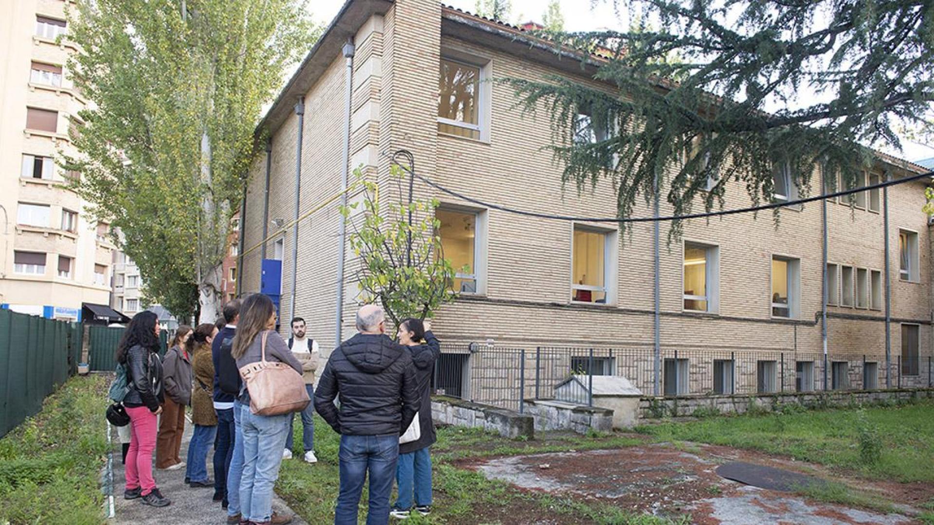 Visita de los integrantes de la Comisión de Asuntos Ciudadanos a la Casa de las Mujeres, en la calle Aoiz