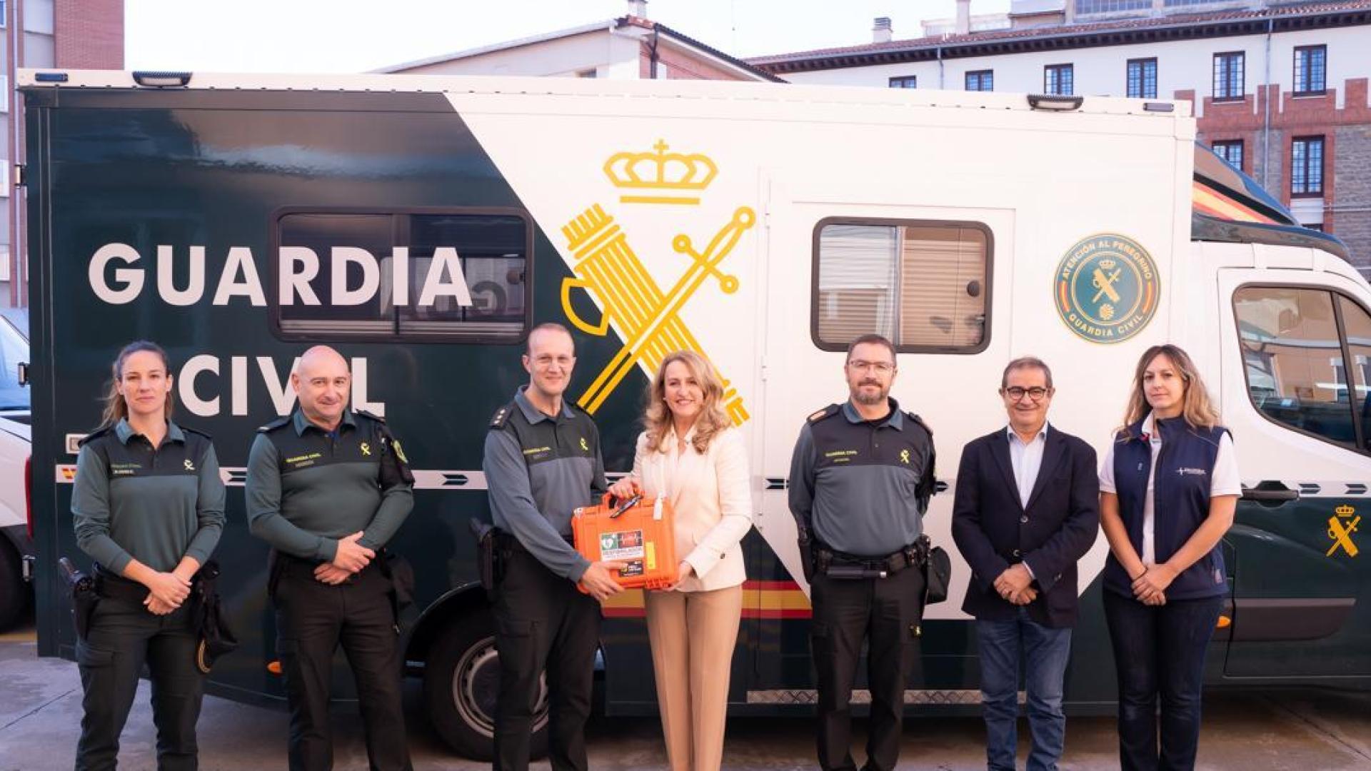 La comandante de la Guardia Civil Elena Hernández-Goñi; el cabo primero de Guardia Civil Manuel Gutiérrez; el coronel de la Guardia Civil de Navarra José Miguel Barbero Hernández; la vocal de Oficina de Farmacia del COFNA Begoña Ugarte; el brigada Francisco Javier del Olmo Martínez; el presidente del COFNA, Alberto Mantilla y la directora de formación de IMD Medical, Amaia Elizalde.