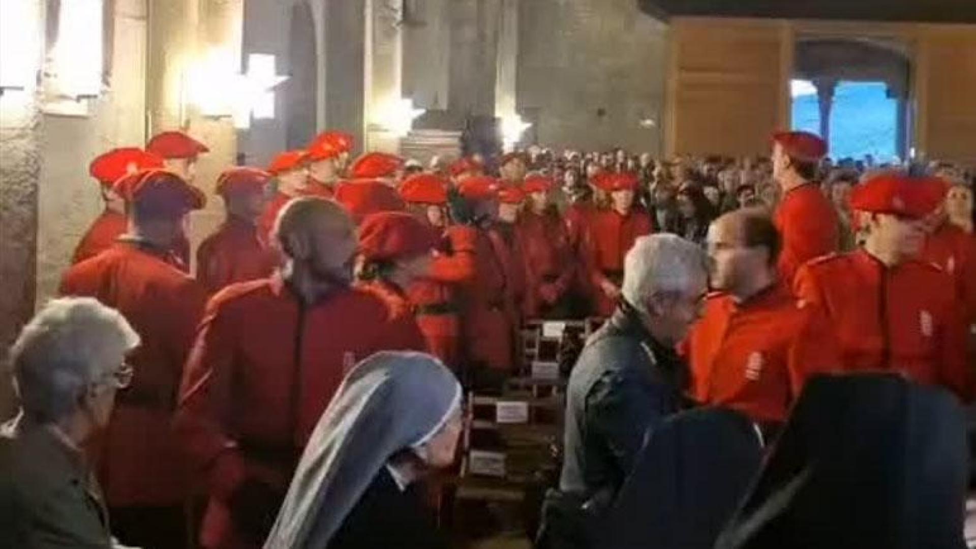 El himno de Navarra suena en el funeral por el capellán la Policía Foral, José Antonio Pedroarena, en Leyre