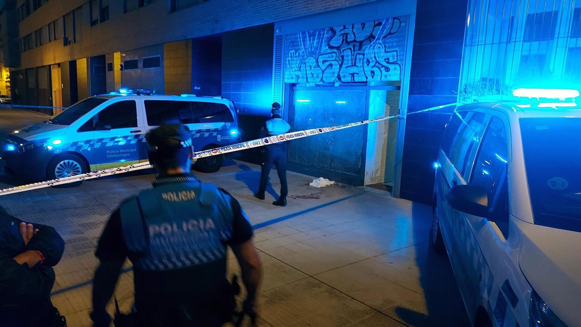 Fotos del lugar del asesinato de una joven en una bajera del barrio de la Rochapea en Pamplona. /