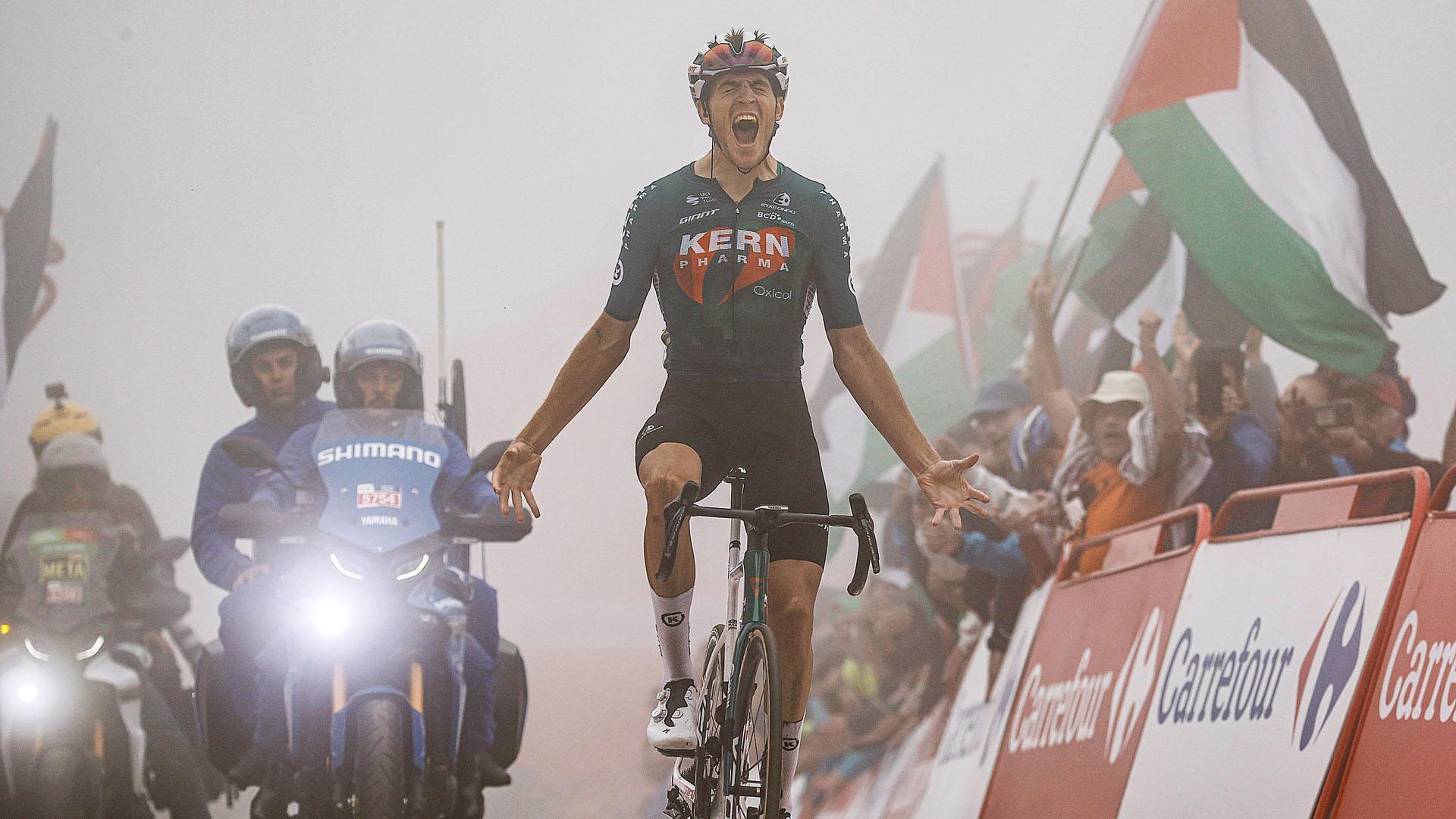 Pablo Castrillo celebra la victoria en la 15ª etapa de La Vuelta a España 2024, en el Cuitu Negru