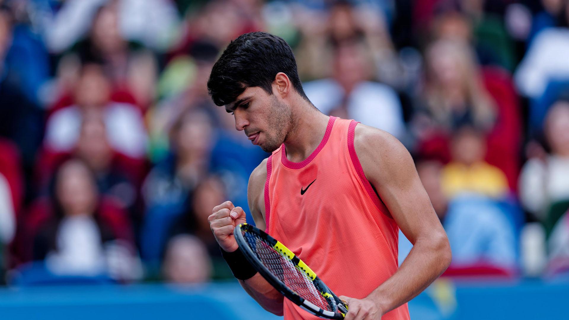 Alcaraz celebra un tanto en su partido ante Monfils