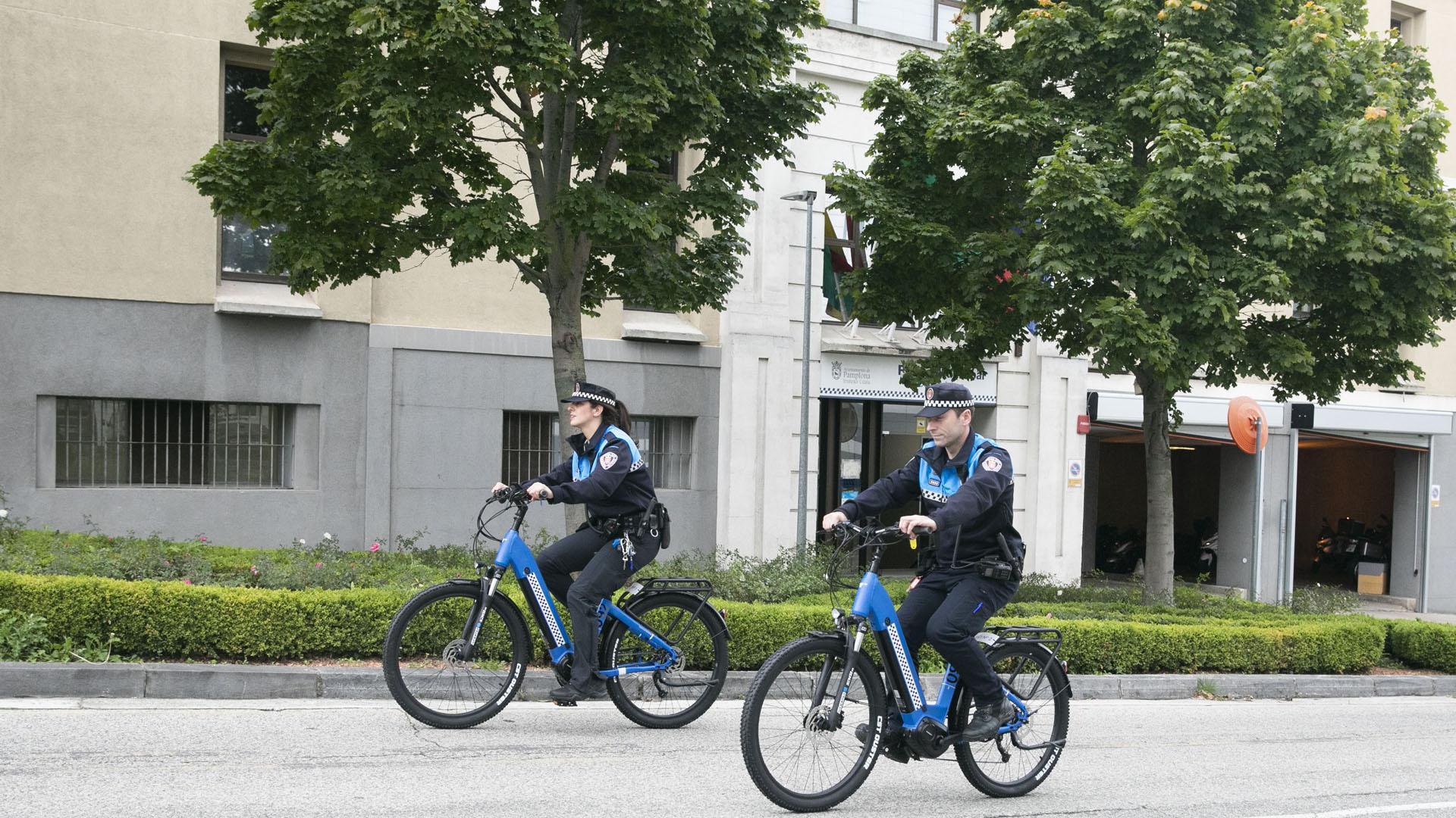 Dos agentes del Equipo de Sostenibilidad de Policía Municipal