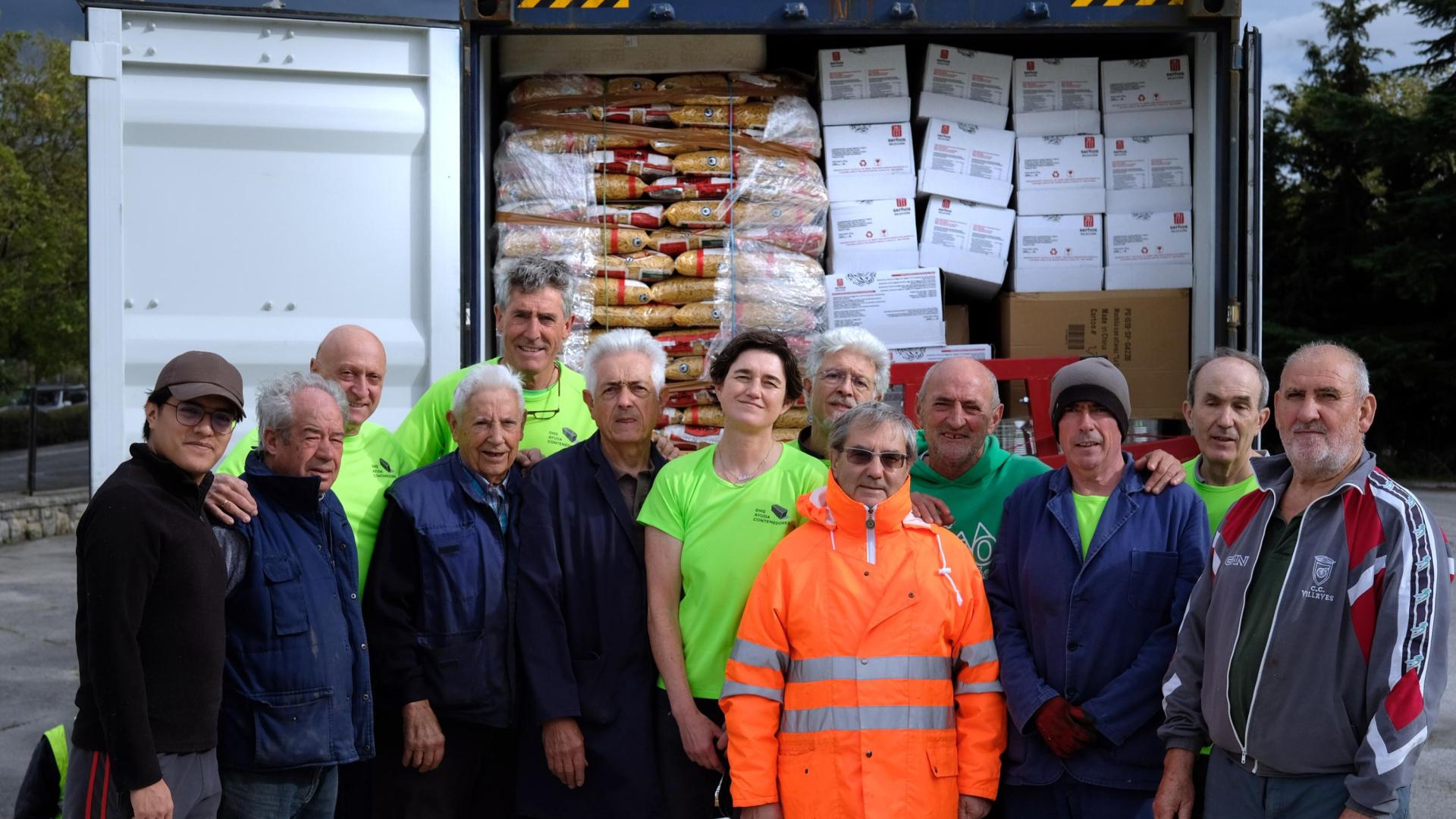 Voluntarios de la ONG Ayuda Contenedores posan ayer miércoles por la mañana al terminar de cargar el primer camión con destino a Beirut.