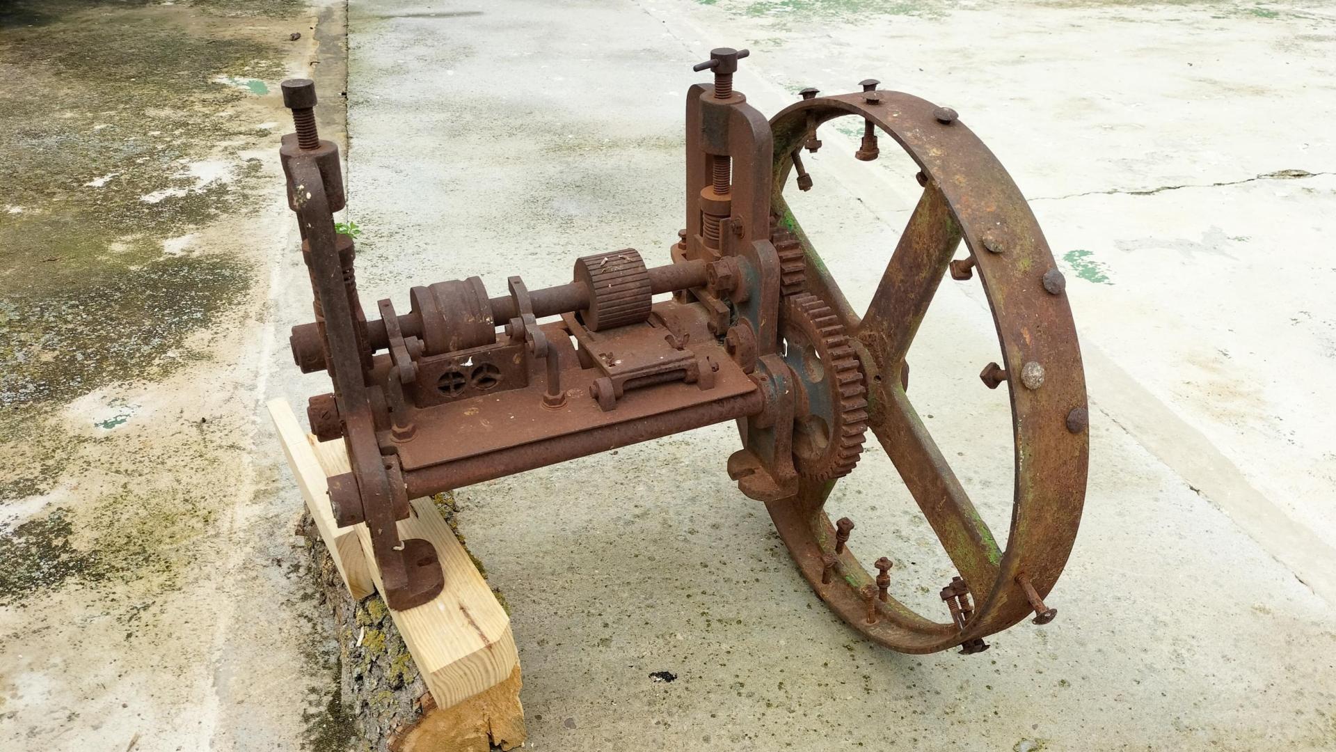 Otro de los inventos que facilitó el trabajo de los cesteros de Peralta: esta peladora de mimbre