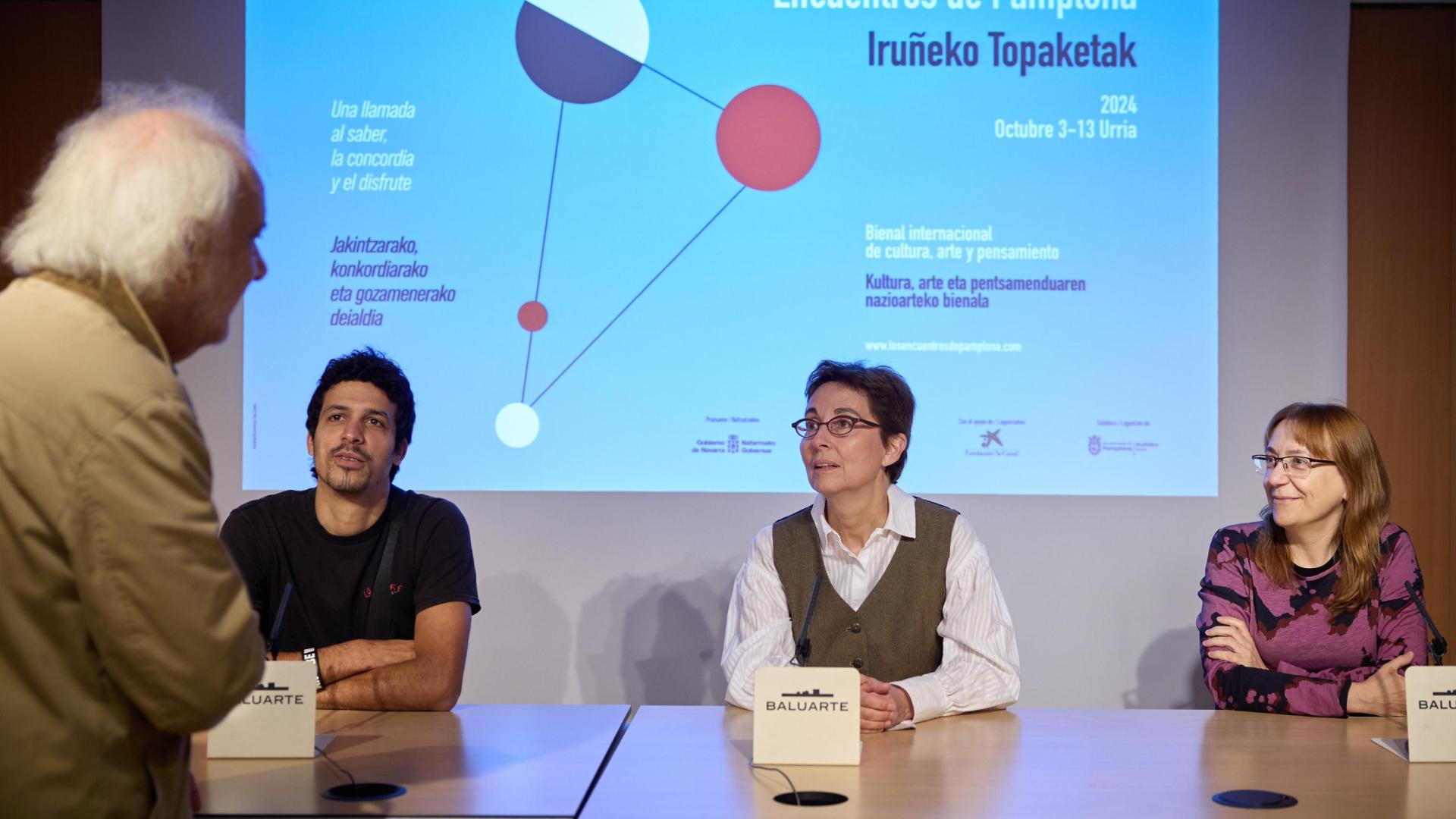 Desde la izquierda, Xavi Animal, Marta Segarra y Marta Tafalla conversan este miércoles por la mañana con el director de los Encuentros de Pamplona, Ramón Andrés, antes del inicio de la rueda de prensa
T* Encuentros Pamplona. Marta Segarra, literata, Marta Tafalla, filósofa y el activista Xavi Animal
L* Baluarte, Pamplona